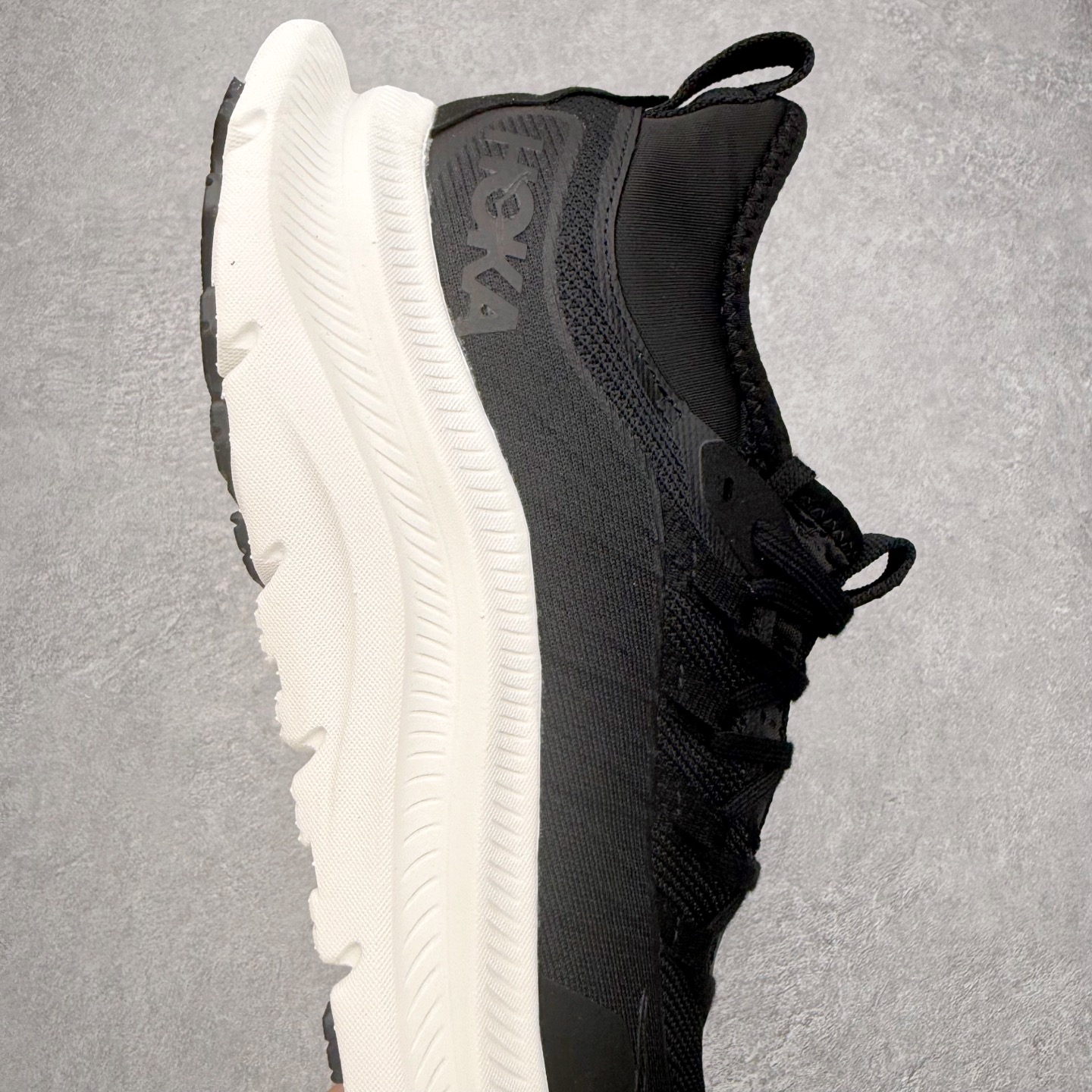 图片[6]-HOKA ONE ONE Kawana Mid 舒适百搭防滑耐磨中帮训练休闲城市通勤跑步鞋 HOKA ONE ONE是来自美国的跑步鞋知名品牌，创立于2009年，始终致力于为所有跑者提供更新、更好的跑步装备。相比常规跑鞋，HOKA ONE ONE特别研发使用性能独特的几何形跑鞋中底，此种鞋底更厚、更高、回弹性也更好，除了卓越的缓冲性能，它还能內各种阶段的跑者带来更具动感、更加稳定的跑步体验。HOKAONE ONE从设计之初就清楚意识到，要保证跑者步幅的均匀一致，双脚自然而然的运动至关重要。尺码：36 36.5 37.5 38 38.5 39 40 40.5 41 42 42.5 43 44 44.5 45-选品中心