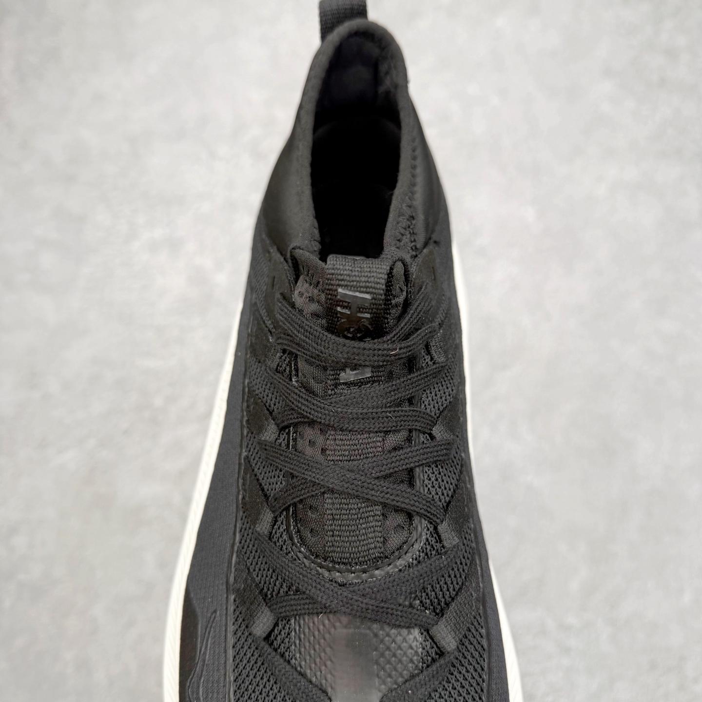 图片[5]-HOKA ONE ONE Kawana Mid 舒适百搭防滑耐磨中帮训练休闲城市通勤跑步鞋 HOKA ONE ONE是来自美国的跑步鞋知名品牌，创立于2009年，始终致力于为所有跑者提供更新、更好的跑步装备。相比常规跑鞋，HOKA ONE ONE特别研发使用性能独特的几何形跑鞋中底，此种鞋底更厚、更高、回弹性也更好，除了卓越的缓冲性能，它还能內各种阶段的跑者带来更具动感、更加稳定的跑步体验。HOKAONE ONE从设计之初就清楚意识到，要保证跑者步幅的均匀一致，双脚自然而然的运动至关重要。尺码：36 36.5 37.5 38 38.5 39 40 40.5 41 42 42.5 43 44 44.5 45-选品中心