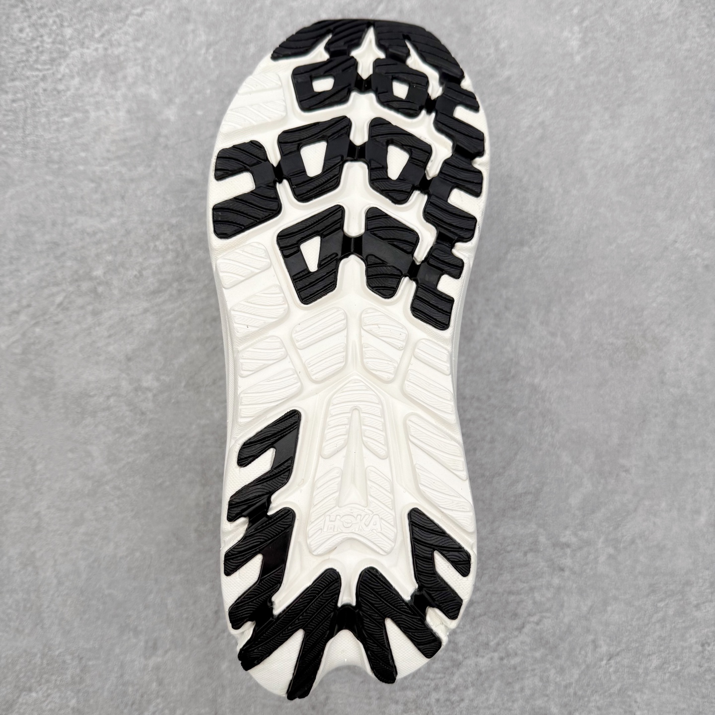 图片[9]-HOKA ONE ONE Kawana Mid 舒适百搭防滑耐磨中帮训练休闲城市通勤跑步鞋 HOKA ONE ONE是来自美国的跑步鞋知名品牌，创立于2009年，始终致力于为所有跑者提供更新、更好的跑步装备。相比常规跑鞋，HOKA ONE ONE特别研发使用性能独特的几何形跑鞋中底，此种鞋底更厚、更高、回弹性也更好，除了卓越的缓冲性能，它还能內各种阶段的跑者带来更具动感、更加稳定的跑步体验。HOKAONE ONE从设计之初就清楚意识到，要保证跑者步幅的均匀一致，双脚自然而然的运动至关重要。尺码：36 36.5 37.5 38 38.5 39 40 40.5 41 42 42.5 43 44 44.5 45-选品中心