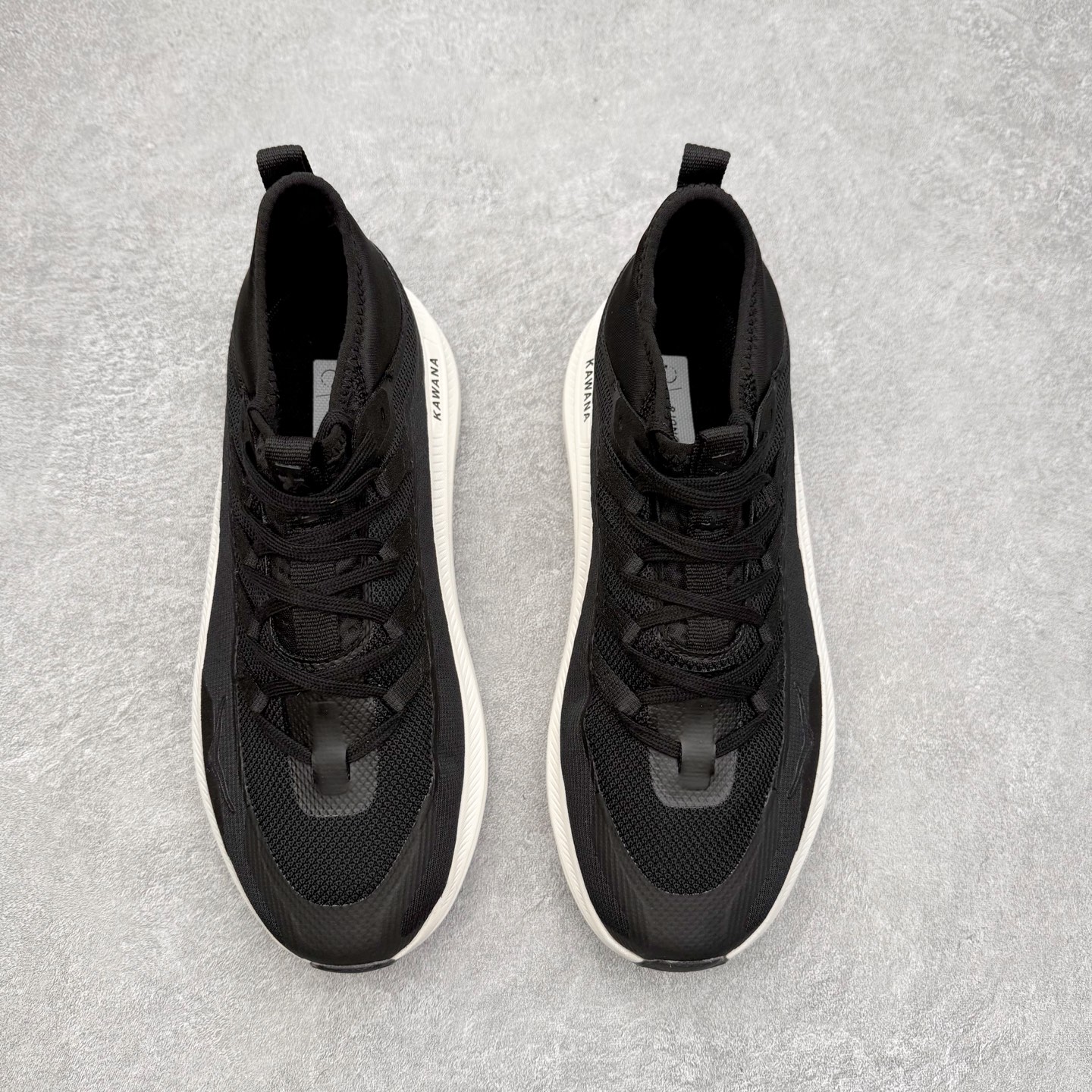 图片[2]-HOKA ONE ONE Kawana Mid 舒适百搭防滑耐磨中帮训练休闲城市通勤跑步鞋 HOKA ONE ONE是来自美国的跑步鞋知名品牌，创立于2009年，始终致力于为所有跑者提供更新、更好的跑步装备。相比常规跑鞋，HOKA ONE ONE特别研发使用性能独特的几何形跑鞋中底，此种鞋底更厚、更高、回弹性也更好，除了卓越的缓冲性能，它还能內各种阶段的跑者带来更具动感、更加稳定的跑步体验。HOKAONE ONE从设计之初就清楚意识到，要保证跑者步幅的均匀一致，双脚自然而然的运动至关重要。尺码：36 36.5 37.5 38 38.5 39 40 40.5 41 42 42.5 43 44 44.5 45-选品中心