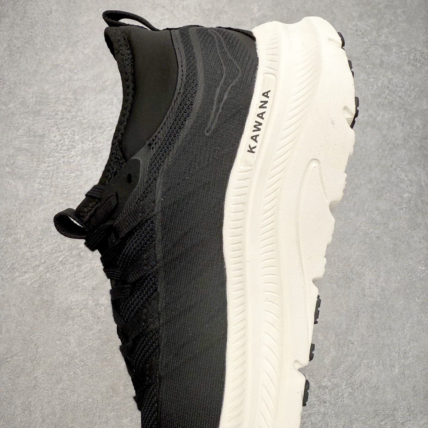 图片[7]-HOKA ONE ONE Kawana Mid 舒适百搭防滑耐磨中帮训练休闲城市通勤跑步鞋 HOKA ONE ONE是来自美国的跑步鞋知名品牌，创立于2009年，始终致力于为所有跑者提供更新、更好的跑步装备。相比常规跑鞋，HOKA ONE ONE特别研发使用性能独特的几何形跑鞋中底，此种鞋底更厚、更高、回弹性也更好，除了卓越的缓冲性能，它还能內各种阶段的跑者带来更具动感、更加稳定的跑步体验。HOKAONE ONE从设计之初就清楚意识到，要保证跑者步幅的均匀一致，双脚自然而然的运动至关重要。尺码：36 36.5 37.5 38 38.5 39 40 40.5 41 42 42.5 43 44 44.5 45-选品中心