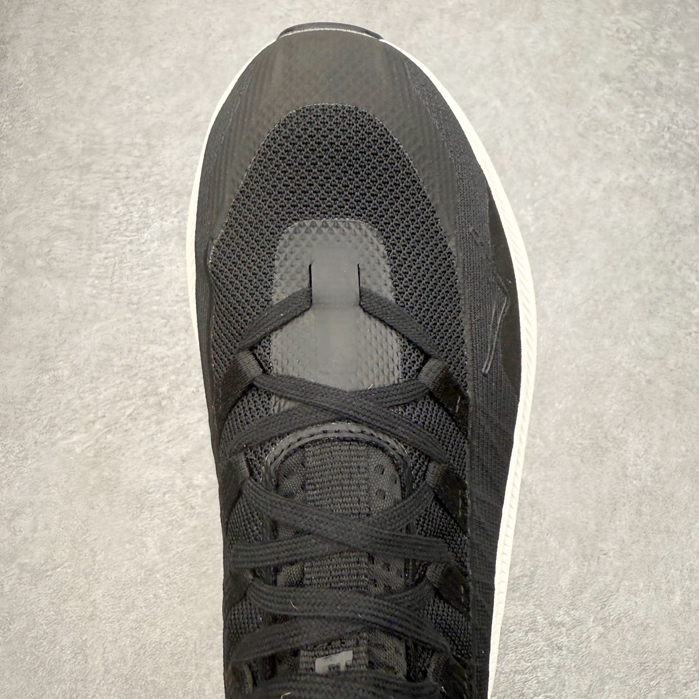 图片[4]-HOKA ONE ONE Kawana Mid 舒适百搭防滑耐磨中帮训练休闲城市通勤跑步鞋 HOKA ONE ONE是来自美国的跑步鞋知名品牌，创立于2009年，始终致力于为所有跑者提供更新、更好的跑步装备。相比常规跑鞋，HOKA ONE ONE特别研发使用性能独特的几何形跑鞋中底，此种鞋底更厚、更高、回弹性也更好，除了卓越的缓冲性能，它还能內各种阶段的跑者带来更具动感、更加稳定的跑步体验。HOKAONE ONE从设计之初就清楚意识到，要保证跑者步幅的均匀一致，双脚自然而然的运动至关重要。尺码：36 36.5 37.5 38 38.5 39 40 40.5 41 42 42.5 43 44 44.5 45-选品中心