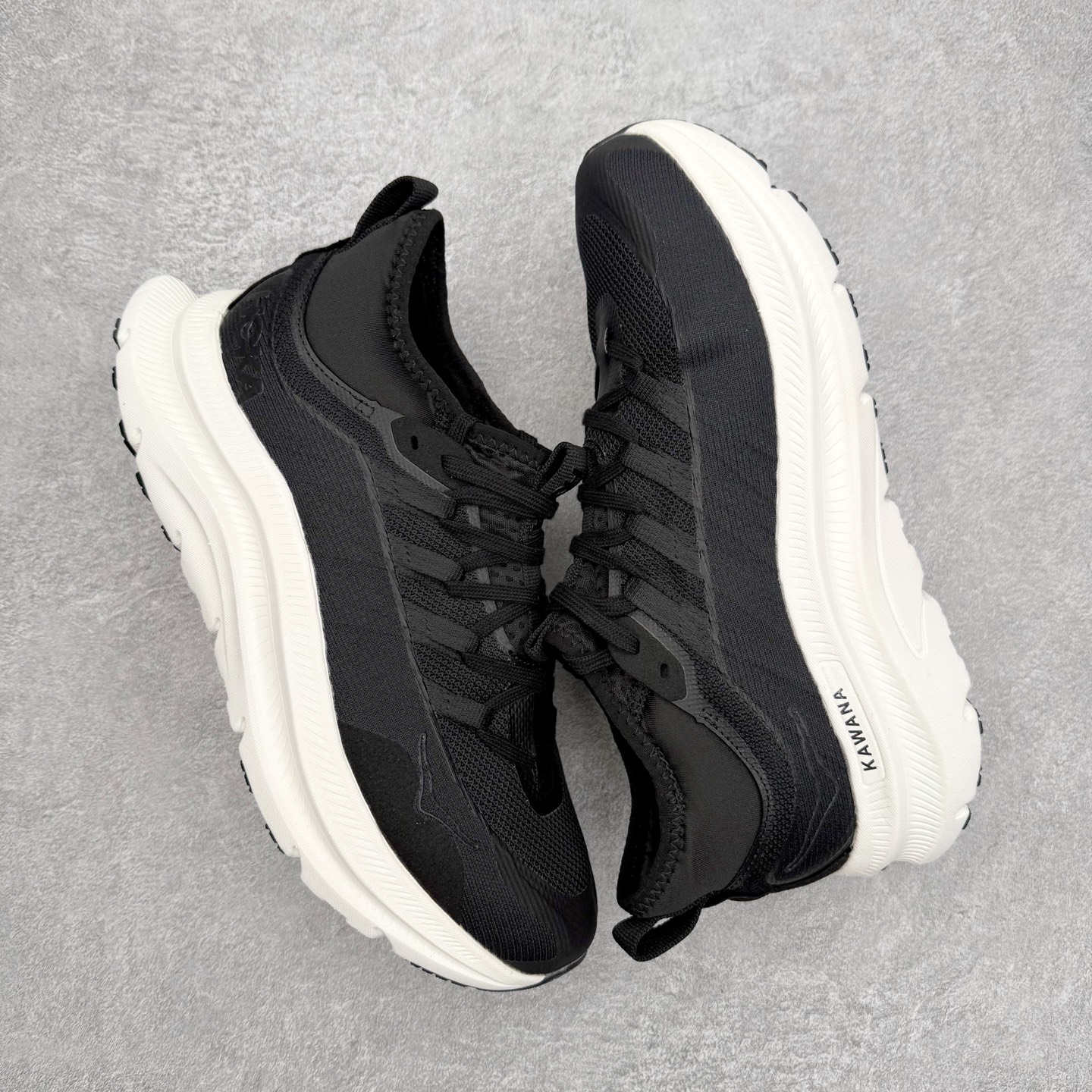 图片[3]-HOKA ONE ONE Kawana Mid 舒适百搭防滑耐磨中帮训练休闲城市通勤跑步鞋 HOKA ONE ONE是来自美国的跑步鞋知名品牌，创立于2009年，始终致力于为所有跑者提供更新、更好的跑步装备。相比常规跑鞋，HOKA ONE ONE特别研发使用性能独特的几何形跑鞋中底，此种鞋底更厚、更高、回弹性也更好，除了卓越的缓冲性能，它还能內各种阶段的跑者带来更具动感、更加稳定的跑步体验。HOKAONE ONE从设计之初就清楚意识到，要保证跑者步幅的均匀一致，双脚自然而然的运动至关重要。尺码：36 36.5 37.5 38 38.5 39 40 40.5 41 42 42.5 43 44 44.5 45-选品中心