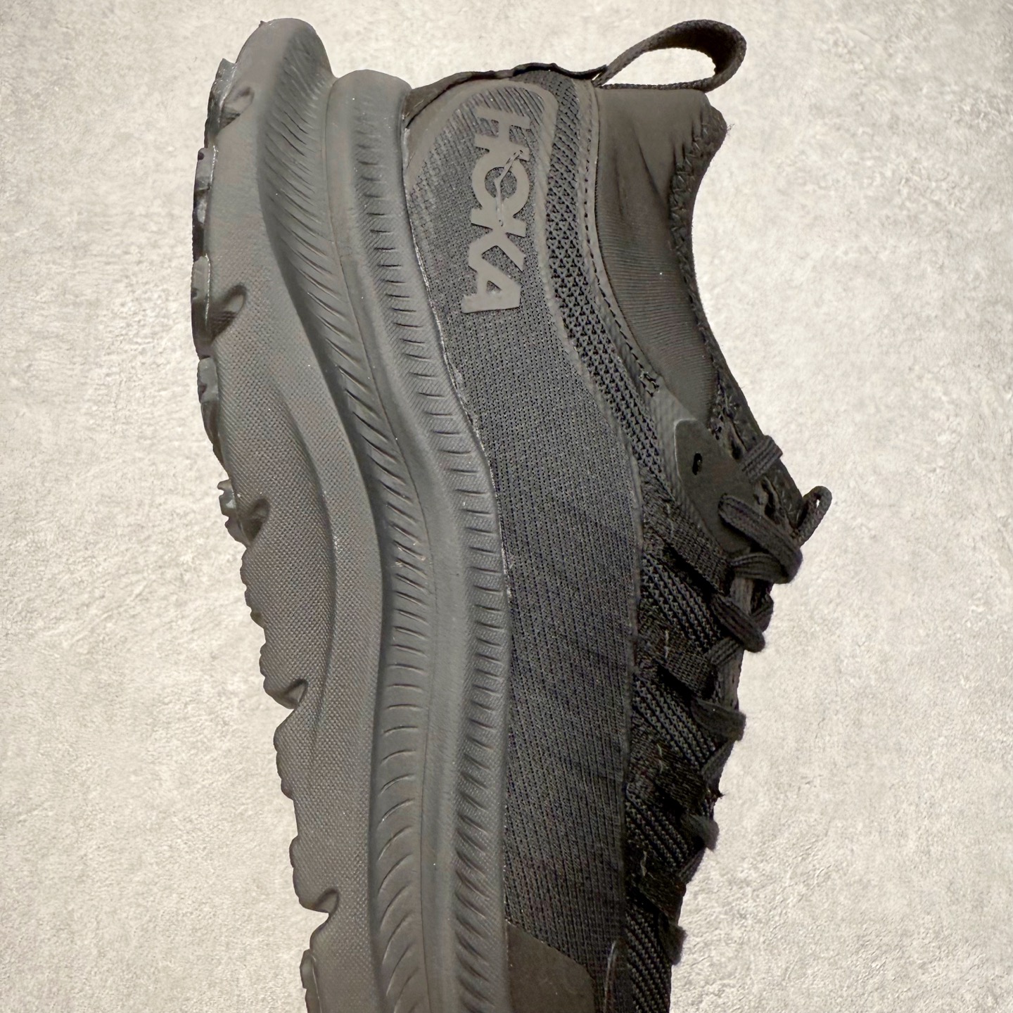 图片[6]-HOKA ONE ONE Kawana Mid 舒适百搭防滑耐磨中帮训练休闲城市通勤跑步鞋 HOKA ONE ONE是来自美国的跑步鞋知名品牌，创立于2009年，始终致力于为所有跑者提供更新、更好的跑步装备。相比常规跑鞋，HOKA ONE ONE特别研发使用性能独特的几何形跑鞋中底，此种鞋底更厚、更高、回弹性也更好，除了卓越的缓冲性能，它还能內各种阶段的跑者带来更具动感、更加稳定的跑步体验。HOKAONE ONE从设计之初就清楚意识到，要保证跑者步幅的均匀一致，双脚自然而然的运动至关重要。尺码：36 36.5 37.5 38 38.5 39 40 40.5 41 42 42.5 43 44 44.5 45-选品中心