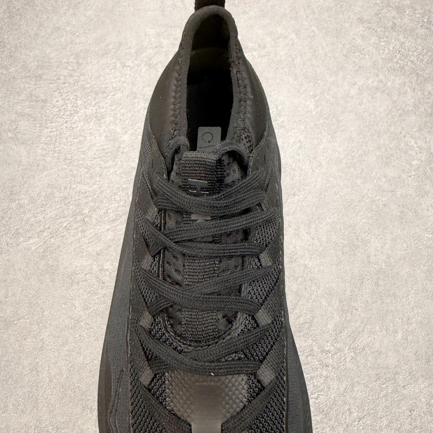 图片[5]-HOKA ONE ONE Kawana Mid 舒适百搭防滑耐磨中帮训练休闲城市通勤跑步鞋 HOKA ONE ONE是来自美国的跑步鞋知名品牌，创立于2009年，始终致力于为所有跑者提供更新、更好的跑步装备。相比常规跑鞋，HOKA ONE ONE特别研发使用性能独特的几何形跑鞋中底，此种鞋底更厚、更高、回弹性也更好，除了卓越的缓冲性能，它还能內各种阶段的跑者带来更具动感、更加稳定的跑步体验。HOKAONE ONE从设计之初就清楚意识到，要保证跑者步幅的均匀一致，双脚自然而然的运动至关重要。尺码：36 36.5 37.5 38 38.5 39 40 40.5 41 42 42.5 43 44 44.5 45-选品中心