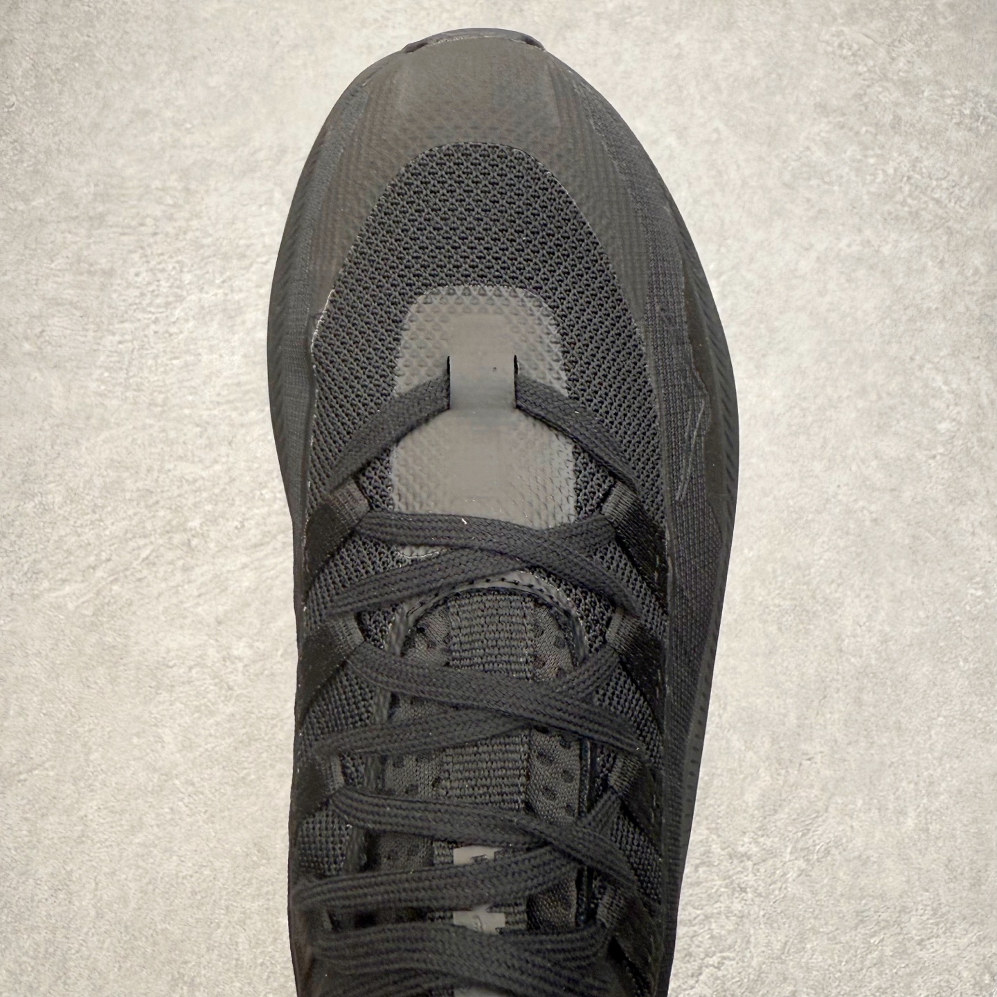 图片[4]-HOKA ONE ONE Kawana Mid 舒适百搭防滑耐磨中帮训练休闲城市通勤跑步鞋 HOKA ONE ONE是来自美国的跑步鞋知名品牌，创立于2009年，始终致力于为所有跑者提供更新、更好的跑步装备。相比常规跑鞋，HOKA ONE ONE特别研发使用性能独特的几何形跑鞋中底，此种鞋底更厚、更高、回弹性也更好，除了卓越的缓冲性能，它还能內各种阶段的跑者带来更具动感、更加稳定的跑步体验。HOKAONE ONE从设计之初就清楚意识到，要保证跑者步幅的均匀一致，双脚自然而然的运动至关重要。尺码：36 36.5 37.5 38 38.5 39 40 40.5 41 42 42.5 43 44 44.5 45-选品中心