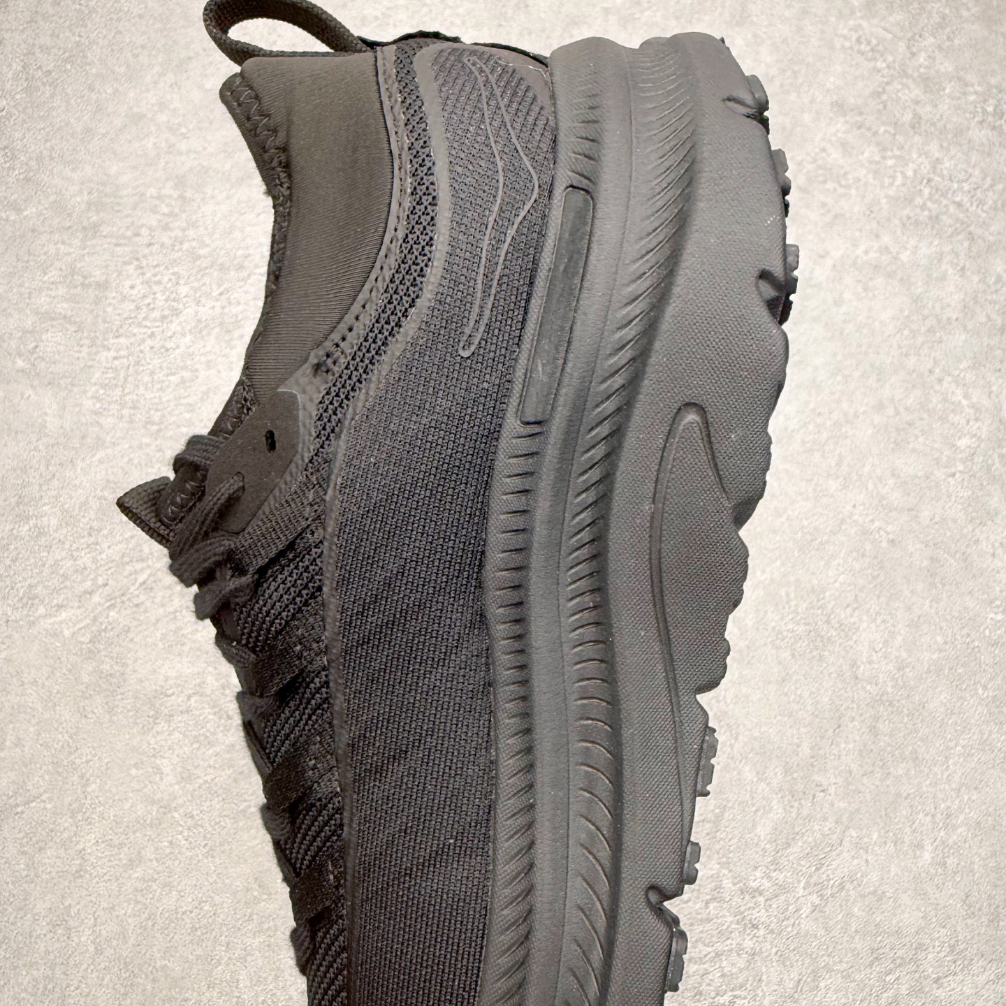 图片[7]-HOKA ONE ONE Kawana Mid 舒适百搭防滑耐磨中帮训练休闲城市通勤跑步鞋 HOKA ONE ONE是来自美国的跑步鞋知名品牌，创立于2009年，始终致力于为所有跑者提供更新、更好的跑步装备。相比常规跑鞋，HOKA ONE ONE特别研发使用性能独特的几何形跑鞋中底，此种鞋底更厚、更高、回弹性也更好，除了卓越的缓冲性能，它还能內各种阶段的跑者带来更具动感、更加稳定的跑步体验。HOKAONE ONE从设计之初就清楚意识到，要保证跑者步幅的均匀一致，双脚自然而然的运动至关重要。尺码：36 36.5 37.5 38 38.5 39 40 40.5 41 42 42.5 43 44 44.5 45-选品中心