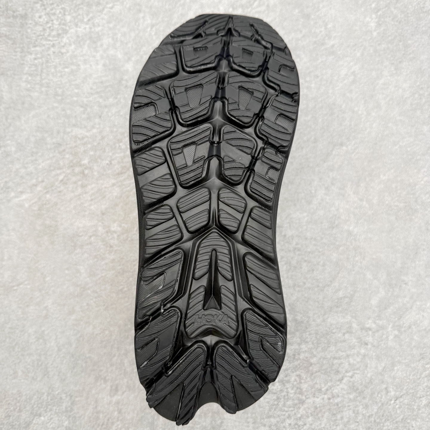 图片[9]-HOKA ONE ONE Kawana Mid 舒适百搭防滑耐磨中帮训练休闲城市通勤跑步鞋 HOKA ONE ONE是来自美国的跑步鞋知名品牌，创立于2009年，始终致力于为所有跑者提供更新、更好的跑步装备。相比常规跑鞋，HOKA ONE ONE特别研发使用性能独特的几何形跑鞋中底，此种鞋底更厚、更高、回弹性也更好，除了卓越的缓冲性能，它还能內各种阶段的跑者带来更具动感、更加稳定的跑步体验。HOKAONE ONE从设计之初就清楚意识到，要保证跑者步幅的均匀一致，双脚自然而然的运动至关重要。尺码：36 36.5 37.5 38 38.5 39 40 40.5 41 42 42.5 43 44 44.5 45-选品中心