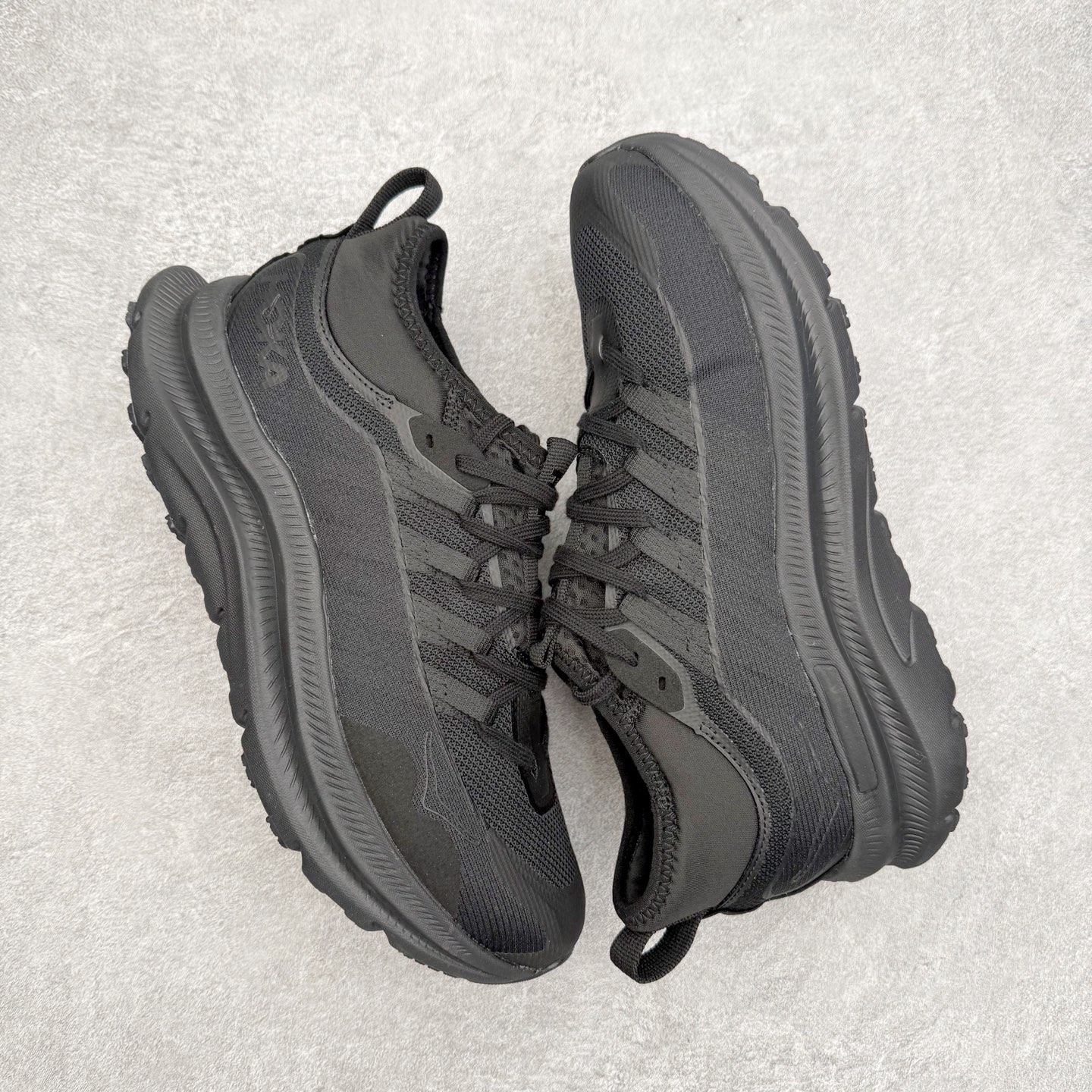 图片[3]-HOKA ONE ONE Kawana Mid 舒适百搭防滑耐磨中帮训练休闲城市通勤跑步鞋 HOKA ONE ONE是来自美国的跑步鞋知名品牌，创立于2009年，始终致力于为所有跑者提供更新、更好的跑步装备。相比常规跑鞋，HOKA ONE ONE特别研发使用性能独特的几何形跑鞋中底，此种鞋底更厚、更高、回弹性也更好，除了卓越的缓冲性能，它还能內各种阶段的跑者带来更具动感、更加稳定的跑步体验。HOKAONE ONE从设计之初就清楚意识到，要保证跑者步幅的均匀一致，双脚自然而然的运动至关重要。尺码：36 36.5 37.5 38 38.5 39 40 40.5 41 42 42.5 43 44 44.5 45-选品中心