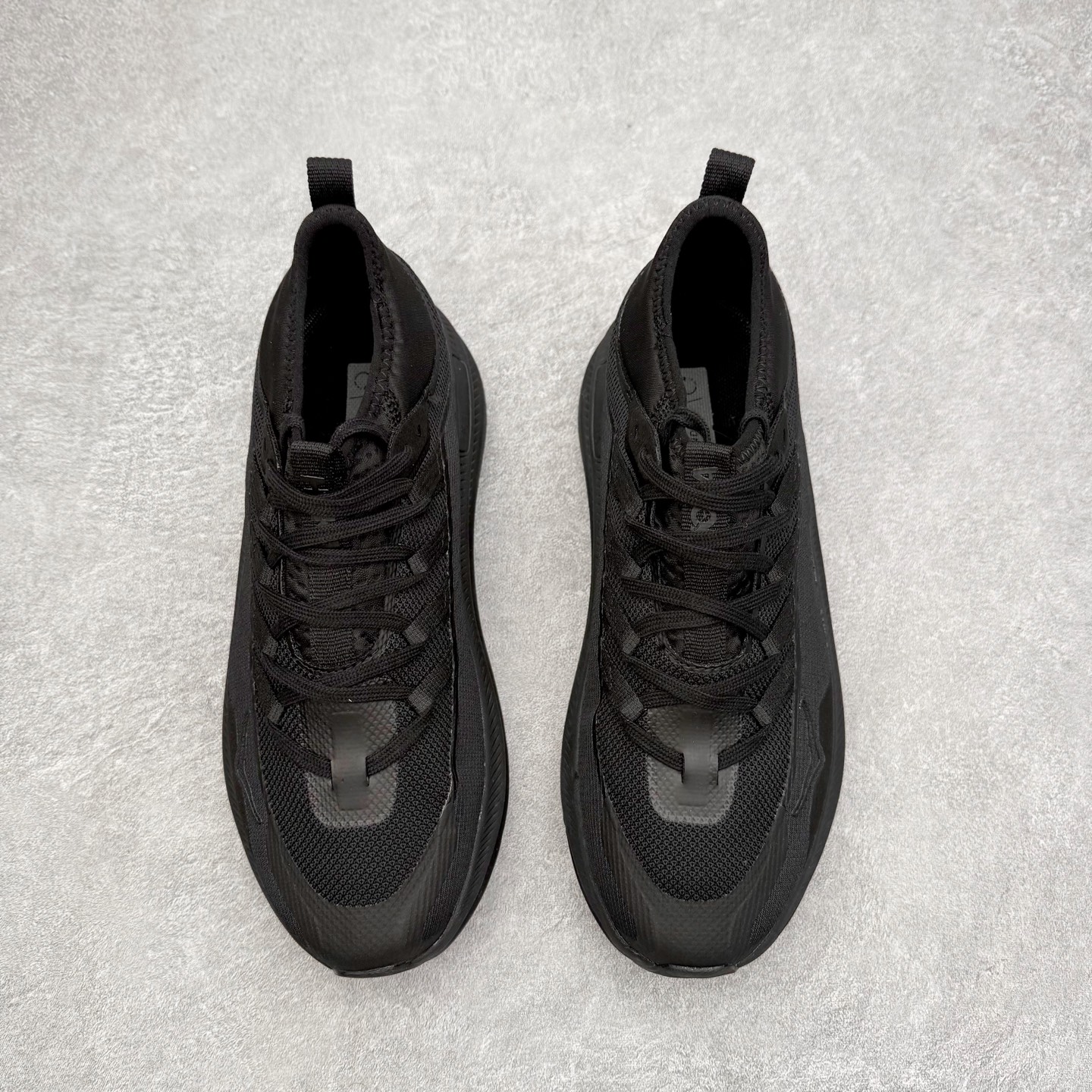 图片[2]-HOKA ONE ONE Kawana Mid 舒适百搭防滑耐磨中帮训练休闲城市通勤跑步鞋 HOKA ONE ONE是来自美国的跑步鞋知名品牌，创立于2009年，始终致力于为所有跑者提供更新、更好的跑步装备。相比常规跑鞋，HOKA ONE ONE特别研发使用性能独特的几何形跑鞋中底，此种鞋底更厚、更高、回弹性也更好，除了卓越的缓冲性能，它还能內各种阶段的跑者带来更具动感、更加稳定的跑步体验。HOKAONE ONE从设计之初就清楚意识到，要保证跑者步幅的均匀一致，双脚自然而然的运动至关重要。尺码：36 36.5 37.5 38 38.5 39 40 40.5 41 42 42.5 43 44 44.5 45-选品中心