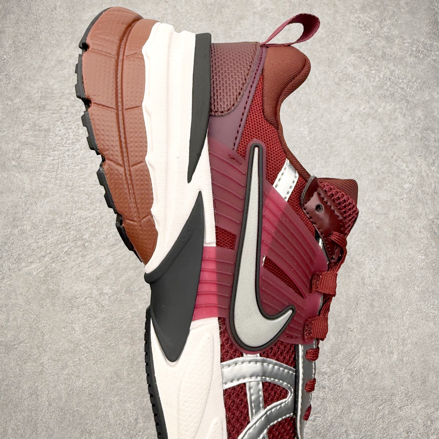 图片[6]-NK V2K Runtekk 减震防滑低帮 复古老爹鞋跑步鞋 FN0736-601 鞋款被命名为 Runtekk 设计上借鉴了 2000 年的跑鞋风格 配色上以金属银为主调 简练又有复古运动气质 材质上使用大面积网眼、皮革、TPU 组成 支撑和透气性肯定不错 中底处由 Cushlon 泡绵打造 保证在压马路时可以提供优秀脚感 并通过一手做旧氧化效果突出复古感 中底造型很容易让大家联想到巴黎世家3XL 增高效果同样不能忽视 尺码：36 36.5 37.5 38 38.5 39 40 40.5 41 42 42.5 43 44 44.5 45-选品中心