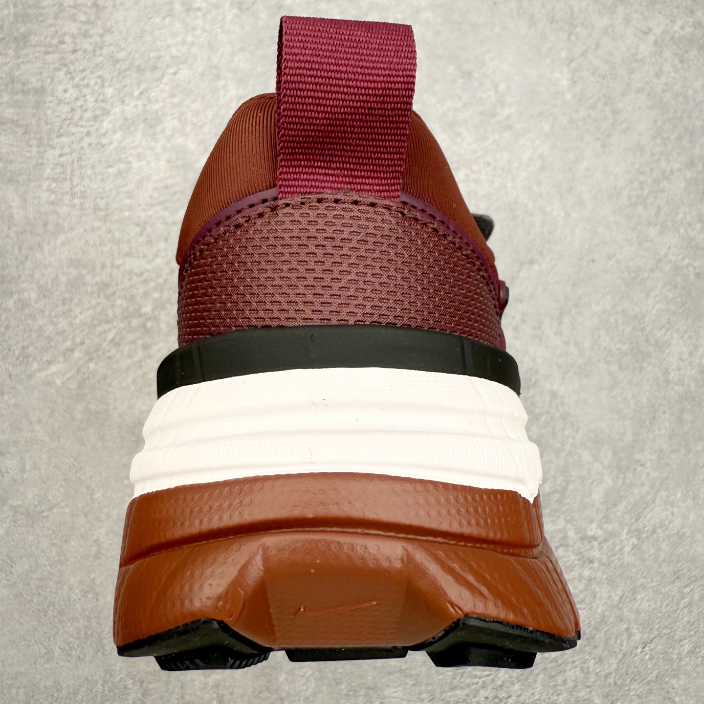 图片[8]-NK V2K Runtekk 减震防滑低帮 复古老爹鞋跑步鞋 FN0736-601 鞋款被命名为 Runtekk 设计上借鉴了 2000 年的跑鞋风格 配色上以金属银为主调 简练又有复古运动气质 材质上使用大面积网眼、皮革、TPU 组成 支撑和透气性肯定不错 中底处由 Cushlon 泡绵打造 保证在压马路时可以提供优秀脚感 并通过一手做旧氧化效果突出复古感 中底造型很容易让大家联想到巴黎世家3XL 增高效果同样不能忽视 尺码：36 36.5 37.5 38 38.5 39 40 40.5 41 42 42.5 43 44 44.5 45-选品中心