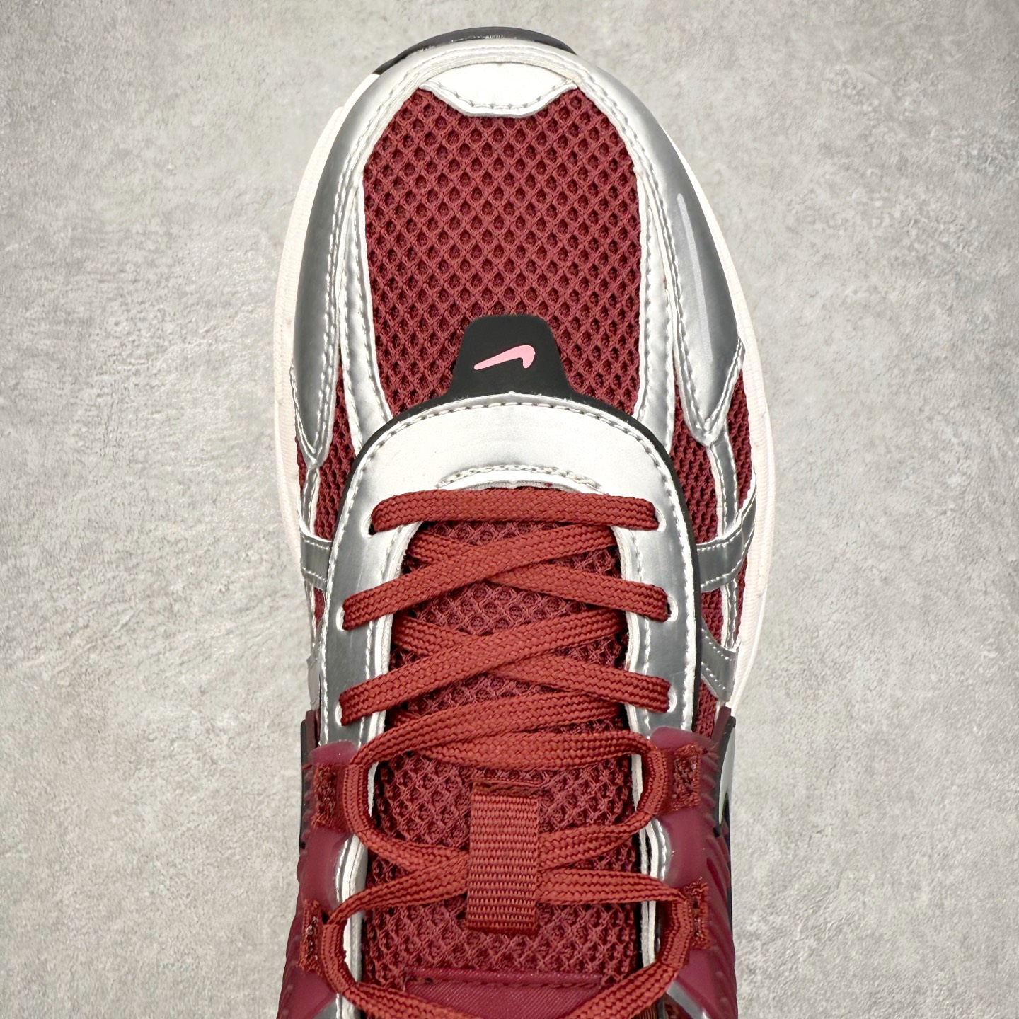 图片[4]-NK V2K Runtekk 减震防滑低帮 复古老爹鞋跑步鞋 FN0736-601 鞋款被命名为 Runtekk 设计上借鉴了 2000 年的跑鞋风格 配色上以金属银为主调 简练又有复古运动气质 材质上使用大面积网眼、皮革、TPU 组成 支撑和透气性肯定不错 中底处由 Cushlon 泡绵打造 保证在压马路时可以提供优秀脚感 并通过一手做旧氧化效果突出复古感 中底造型很容易让大家联想到巴黎世家3XL 增高效果同样不能忽视 尺码：36 36.5 37.5 38 38.5 39 40 40.5 41 42 42.5 43 44 44.5 45-选品中心