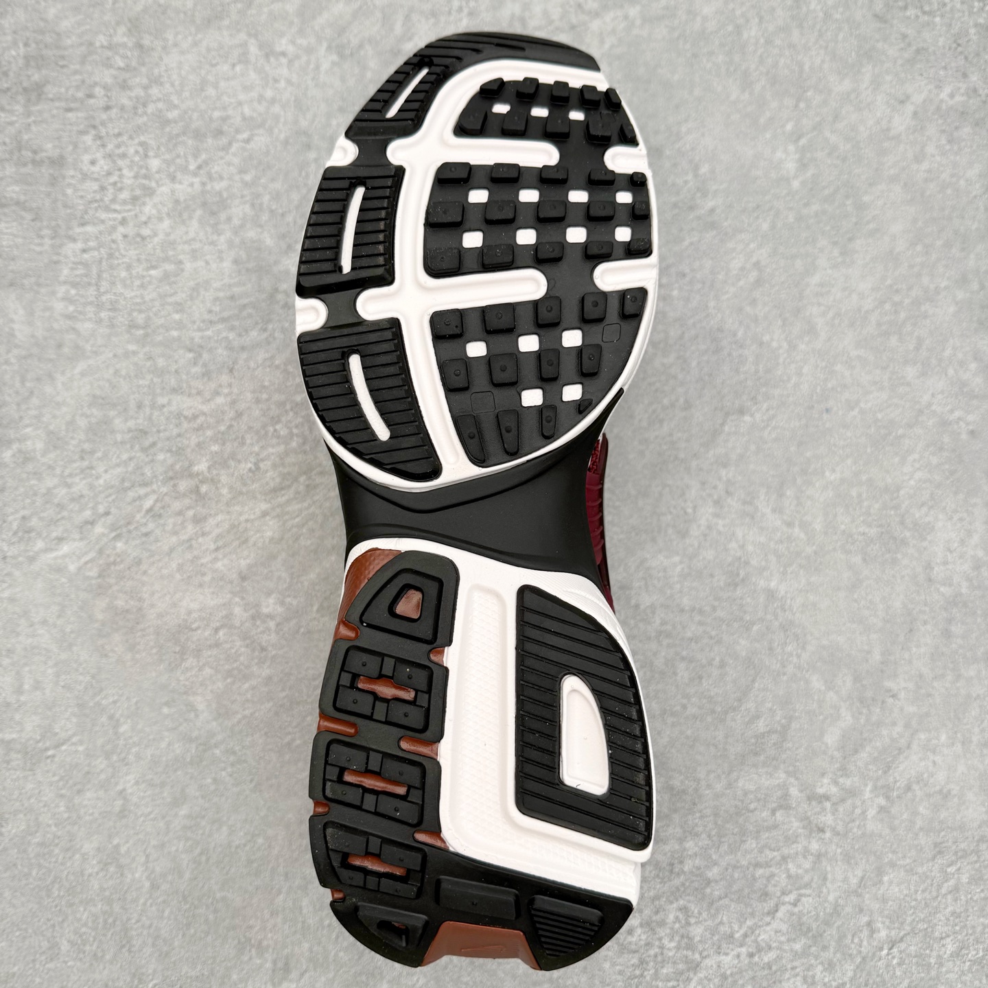 图片[9]-NK V2K Runtekk 减震防滑低帮 复古老爹鞋跑步鞋 FN0736-601 鞋款被命名为 Runtekk 设计上借鉴了 2000 年的跑鞋风格 配色上以金属银为主调 简练又有复古运动气质 材质上使用大面积网眼、皮革、TPU 组成 支撑和透气性肯定不错 中底处由 Cushlon 泡绵打造 保证在压马路时可以提供优秀脚感 并通过一手做旧氧化效果突出复古感 中底造型很容易让大家联想到巴黎世家3XL 增高效果同样不能忽视 尺码：36 36.5 37.5 38 38.5 39 40 40.5 41 42 42.5 43 44 44.5 45-选品中心