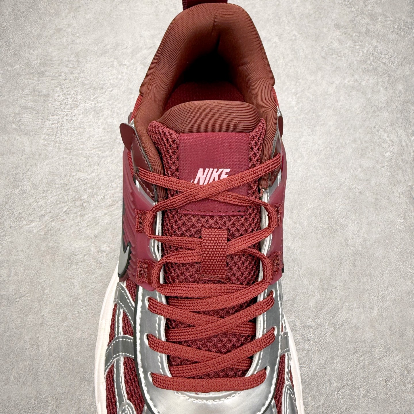 图片[5]-NK V2K Runtekk 减震防滑低帮 复古老爹鞋跑步鞋 FN0736-601 鞋款被命名为 Runtekk 设计上借鉴了 2000 年的跑鞋风格 配色上以金属银为主调 简练又有复古运动气质 材质上使用大面积网眼、皮革、TPU 组成 支撑和透气性肯定不错 中底处由 Cushlon 泡绵打造 保证在压马路时可以提供优秀脚感 并通过一手做旧氧化效果突出复古感 中底造型很容易让大家联想到巴黎世家3XL 增高效果同样不能忽视 尺码：36 36.5 37.5 38 38.5 39 40 40.5 41 42 42.5 43 44 44.5 45-选品中心