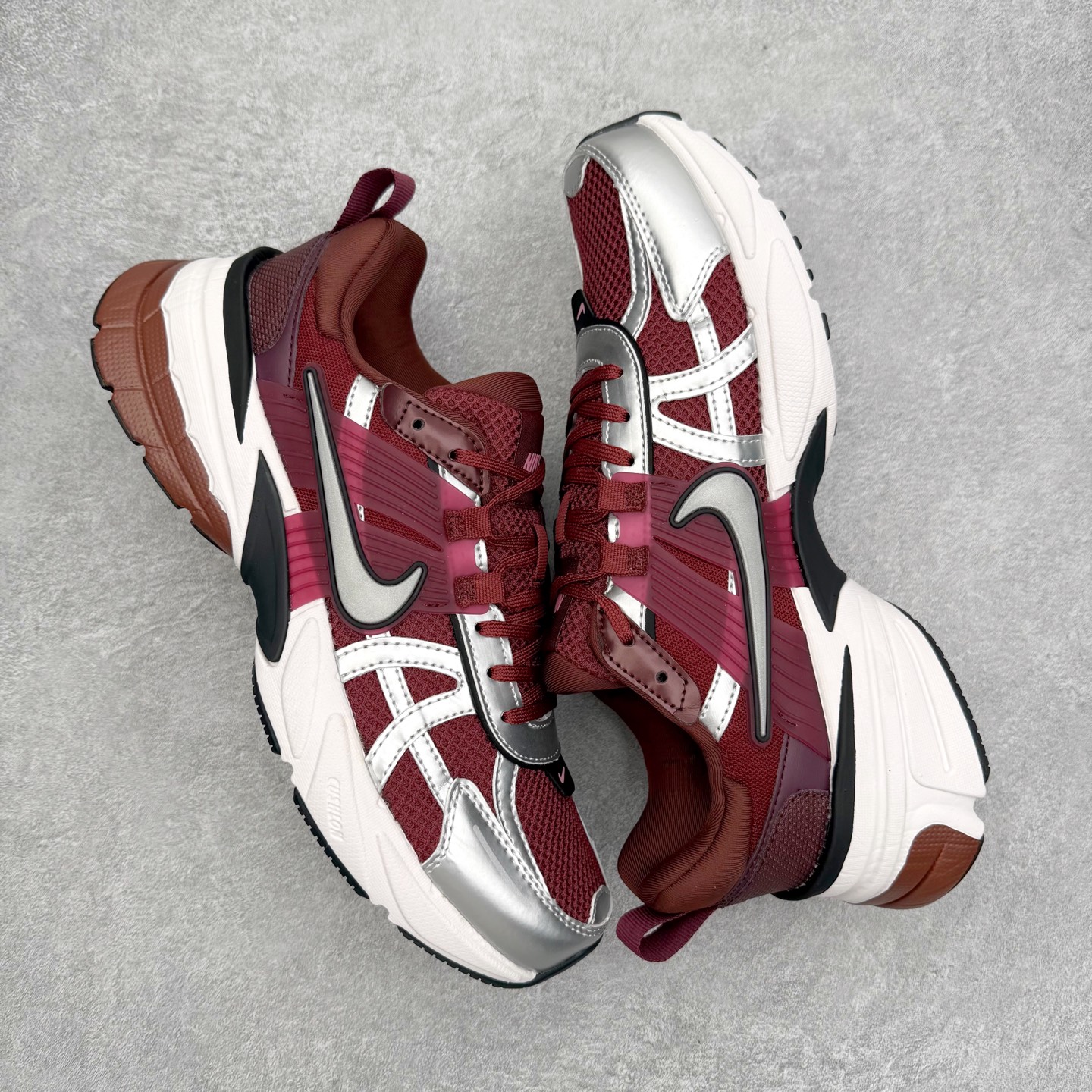 图片[3]-NK V2K Runtekk 减震防滑低帮 复古老爹鞋跑步鞋 FN0736-601 鞋款被命名为 Runtekk 设计上借鉴了 2000 年的跑鞋风格 配色上以金属银为主调 简练又有复古运动气质 材质上使用大面积网眼、皮革、TPU 组成 支撑和透气性肯定不错 中底处由 Cushlon 泡绵打造 保证在压马路时可以提供优秀脚感 并通过一手做旧氧化效果突出复古感 中底造型很容易让大家联想到巴黎世家3XL 增高效果同样不能忽视 尺码：36 36.5 37.5 38 38.5 39 40 40.5 41 42 42.5 43 44 44.5 45-选品中心