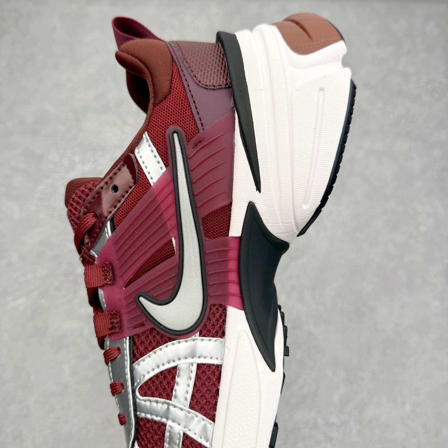 图片[7]-NK V2K Runtekk 减震防滑低帮 复古老爹鞋跑步鞋 FN0736-601 鞋款被命名为 Runtekk 设计上借鉴了 2000 年的跑鞋风格 配色上以金属银为主调 简练又有复古运动气质 材质上使用大面积网眼、皮革、TPU 组成 支撑和透气性肯定不错 中底处由 Cushlon 泡绵打造 保证在压马路时可以提供优秀脚感 并通过一手做旧氧化效果突出复古感 中底造型很容易让大家联想到巴黎世家3XL 增高效果同样不能忽视 尺码：36 36.5 37.5 38 38.5 39 40 40.5 41 42 42.5 43 44 44.5 45-选品中心