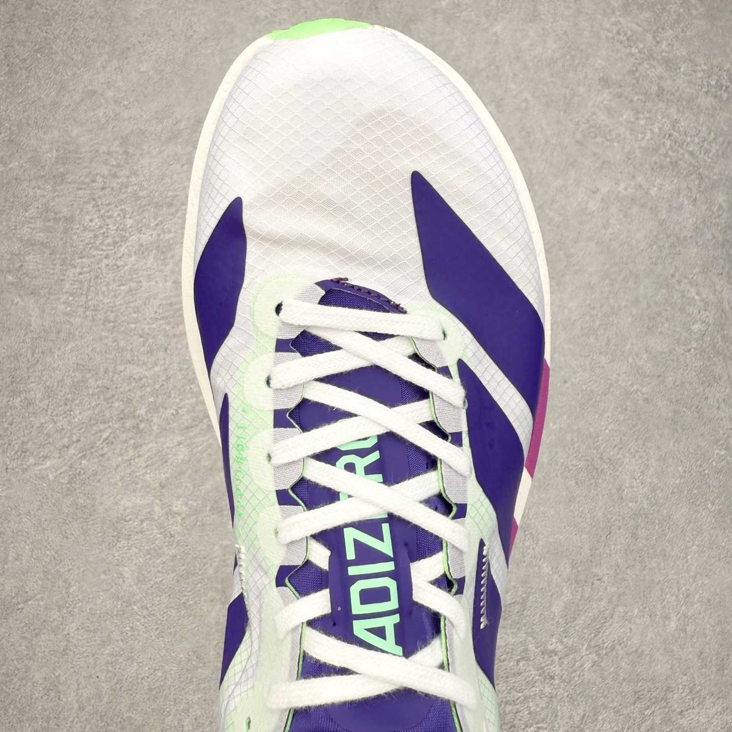 图片[4]-AD Adizero Adios Pro 4 马拉松竞速专业跑鞋 JR1656 CELERMESH针织网面非常轻薄 纤维间的缝隙很大 可以保证跑步时的透气、排汗效果 鞋舌直接与两侧的内衬和鞋底连接在一起 在跑步过程中不会被鞋舌的左右移动所困扰 在标准鞋带孔的基础上再拓宽一组鞋带孔 适合不同脚型的需求 突破性 EnergyRods 技术，有助于跑者实现更好的成绩 中底独特的LIGHTSTRIKE PRO泡棉材质 微弹感觉在跑步过程中给予了良好的支撑体验 对于顶级精英和高水平进阶跑者来说 ADIOS PRO是一双值得信赖的竞速比赛用鞋 尺码：36 36.5 37.5 38 38.5 39 40 40.5 41 42 42.5 43 44 44.5 45-选品中心