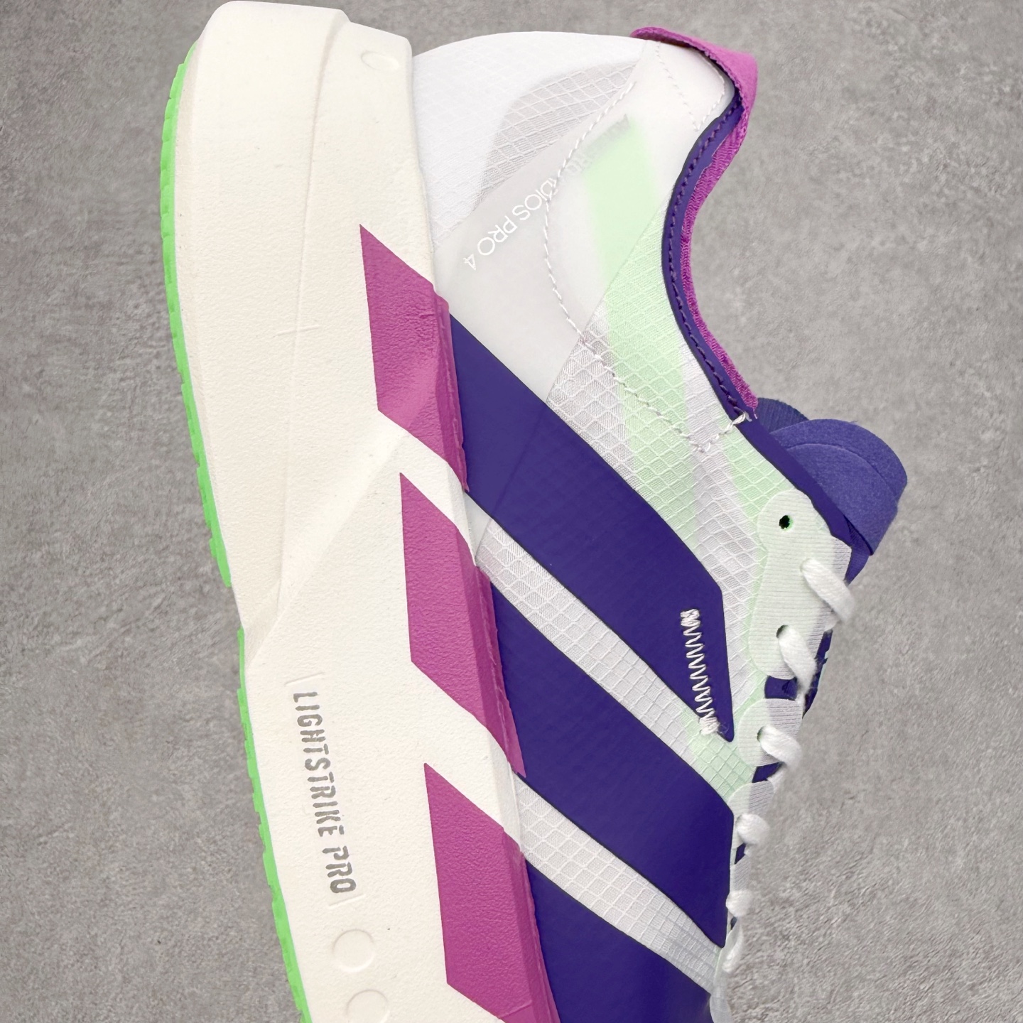 图片[6]-AD Adizero Adios Pro 4 马拉松竞速专业跑鞋 JR1656 CELERMESH针织网面非常轻薄 纤维间的缝隙很大 可以保证跑步时的透气、排汗效果 鞋舌直接与两侧的内衬和鞋底连接在一起 在跑步过程中不会被鞋舌的左右移动所困扰 在标准鞋带孔的基础上再拓宽一组鞋带孔 适合不同脚型的需求 突破性 EnergyRods 技术，有助于跑者实现更好的成绩 中底独特的LIGHTSTRIKE PRO泡棉材质 微弹感觉在跑步过程中给予了良好的支撑体验 对于顶级精英和高水平进阶跑者来说 ADIOS PRO是一双值得信赖的竞速比赛用鞋 尺码：36 36.5 37.5 38 38.5 39 40 40.5 41 42 42.5 43 44 44.5 45-选品中心