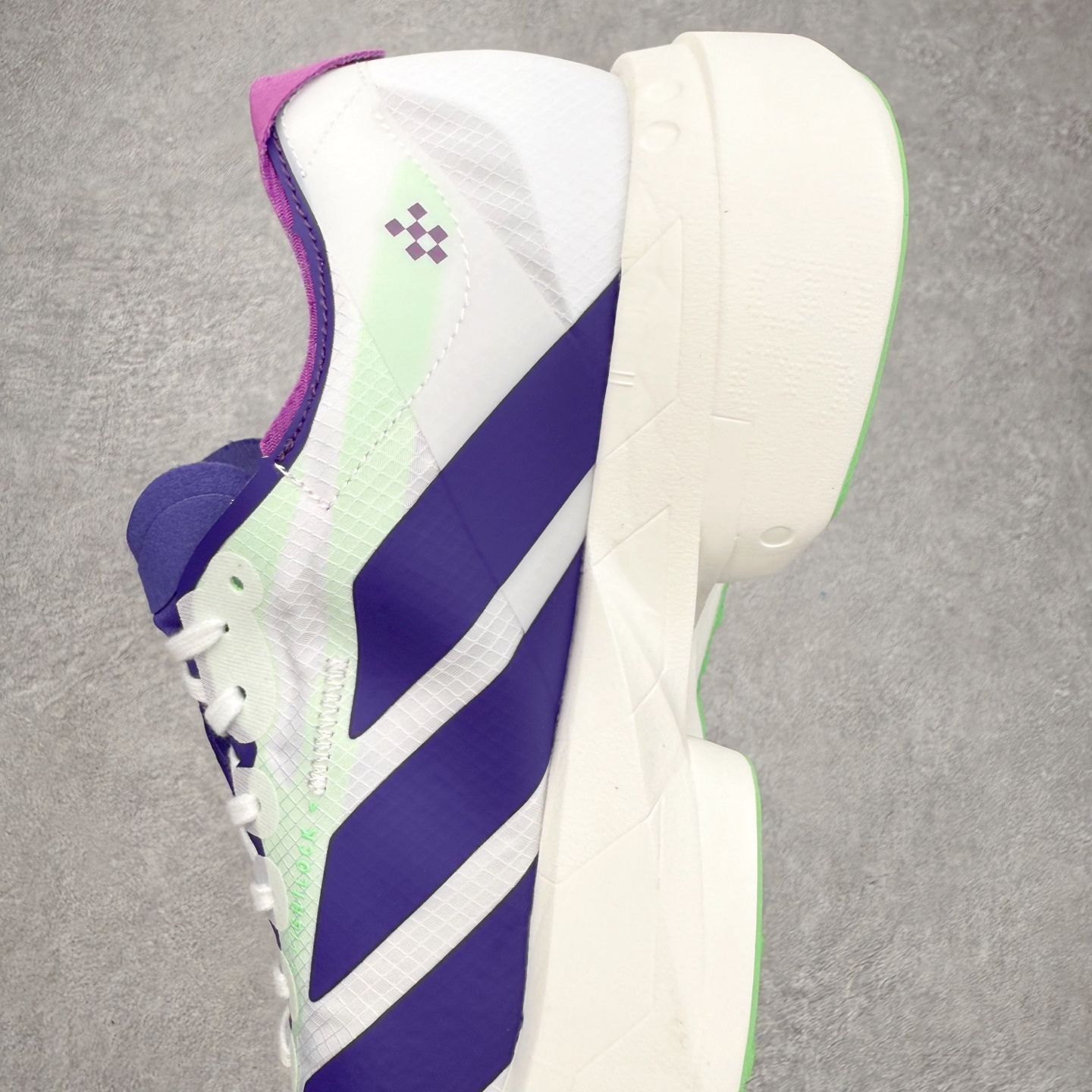 图片[7]-AD Adizero Adios Pro 4 马拉松竞速专业跑鞋 JR1656 CELERMESH针织网面非常轻薄 纤维间的缝隙很大 可以保证跑步时的透气、排汗效果 鞋舌直接与两侧的内衬和鞋底连接在一起 在跑步过程中不会被鞋舌的左右移动所困扰 在标准鞋带孔的基础上再拓宽一组鞋带孔 适合不同脚型的需求 突破性 EnergyRods 技术，有助于跑者实现更好的成绩 中底独特的LIGHTSTRIKE PRO泡棉材质 微弹感觉在跑步过程中给予了良好的支撑体验 对于顶级精英和高水平进阶跑者来说 ADIOS PRO是一双值得信赖的竞速比赛用鞋 尺码：36 36.5 37.5 38 38.5 39 40 40.5 41 42 42.5 43 44 44.5 45-选品中心