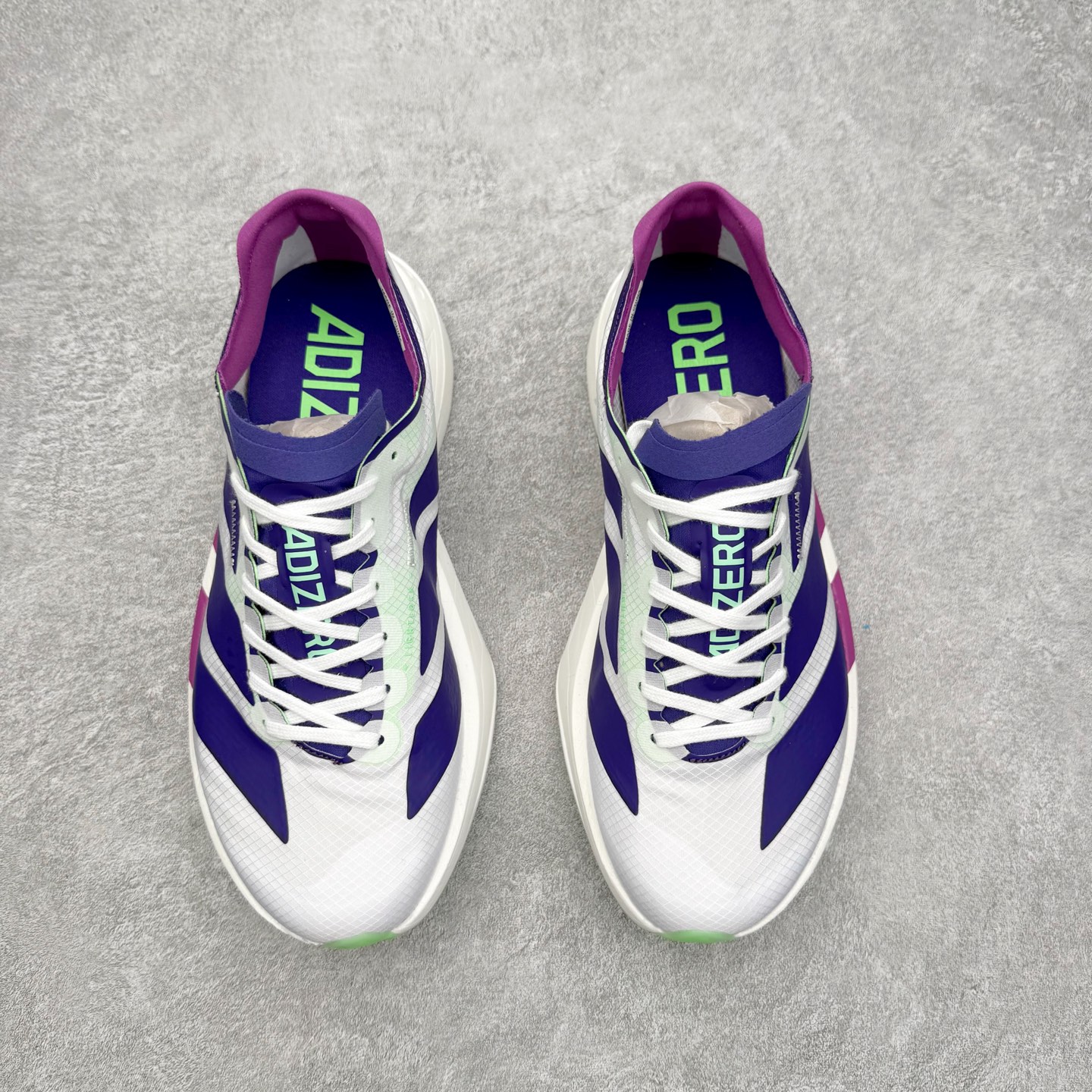 图片[2]-AD Adizero Adios Pro 4 马拉松竞速专业跑鞋 JR1656 CELERMESH针织网面非常轻薄 纤维间的缝隙很大 可以保证跑步时的透气、排汗效果 鞋舌直接与两侧的内衬和鞋底连接在一起 在跑步过程中不会被鞋舌的左右移动所困扰 在标准鞋带孔的基础上再拓宽一组鞋带孔 适合不同脚型的需求 突破性 EnergyRods 技术，有助于跑者实现更好的成绩 中底独特的LIGHTSTRIKE PRO泡棉材质 微弹感觉在跑步过程中给予了良好的支撑体验 对于顶级精英和高水平进阶跑者来说 ADIOS PRO是一双值得信赖的竞速比赛用鞋 尺码：36 36.5 37.5 38 38.5 39 40 40.5 41 42 42.5 43 44 44.5 45-选品中心