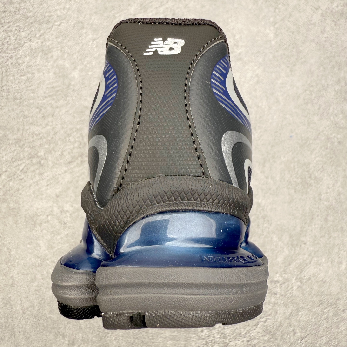 图片[8]-New Balance NB2000 舒适百搭防滑耐磨低帮 休闲跑步鞋 New Balance 在近两年的球鞋市场屡出奇招，在经典鞋型保持进一步增长的同时，推出的每一款新鞋型也都有傲人的战绩。在 327、9060 等鞋型获得成功之后，今天 New Balance 家族又迎来了新鲜血液的注入。这双 New Balance 2000 依然是融合了新旧元素的跑鞋造型，命名为 2000，或许是它的设计理念有着 Y2K 的血统。最大的亮点，在于这双鞋的中底。外侧以五个 ABZORB 单元，带来极具辨识度和冲击力的视觉效果，让这双鞋在外观和脚感方面都颇具吸引力。尺码：36 37 37.5 38 38.5 39 40 40.5 41 42 42.5 43 44 45 46-选品中心