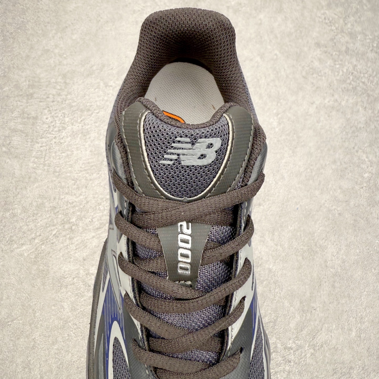 图片[5]-New Balance NB2000 舒适百搭防滑耐磨低帮 休闲跑步鞋 New Balance 在近两年的球鞋市场屡出奇招，在经典鞋型保持进一步增长的同时，推出的每一款新鞋型也都有傲人的战绩。在 327、9060 等鞋型获得成功之后，今天 New Balance 家族又迎来了新鲜血液的注入。这双 New Balance 2000 依然是融合了新旧元素的跑鞋造型，命名为 2000，或许是它的设计理念有着 Y2K 的血统。最大的亮点，在于这双鞋的中底。外侧以五个 ABZORB 单元，带来极具辨识度和冲击力的视觉效果，让这双鞋在外观和脚感方面都颇具吸引力。尺码：36 37 37.5 38 38.5 39 40 40.5 41 42 42.5 43 44 45 46-选品中心