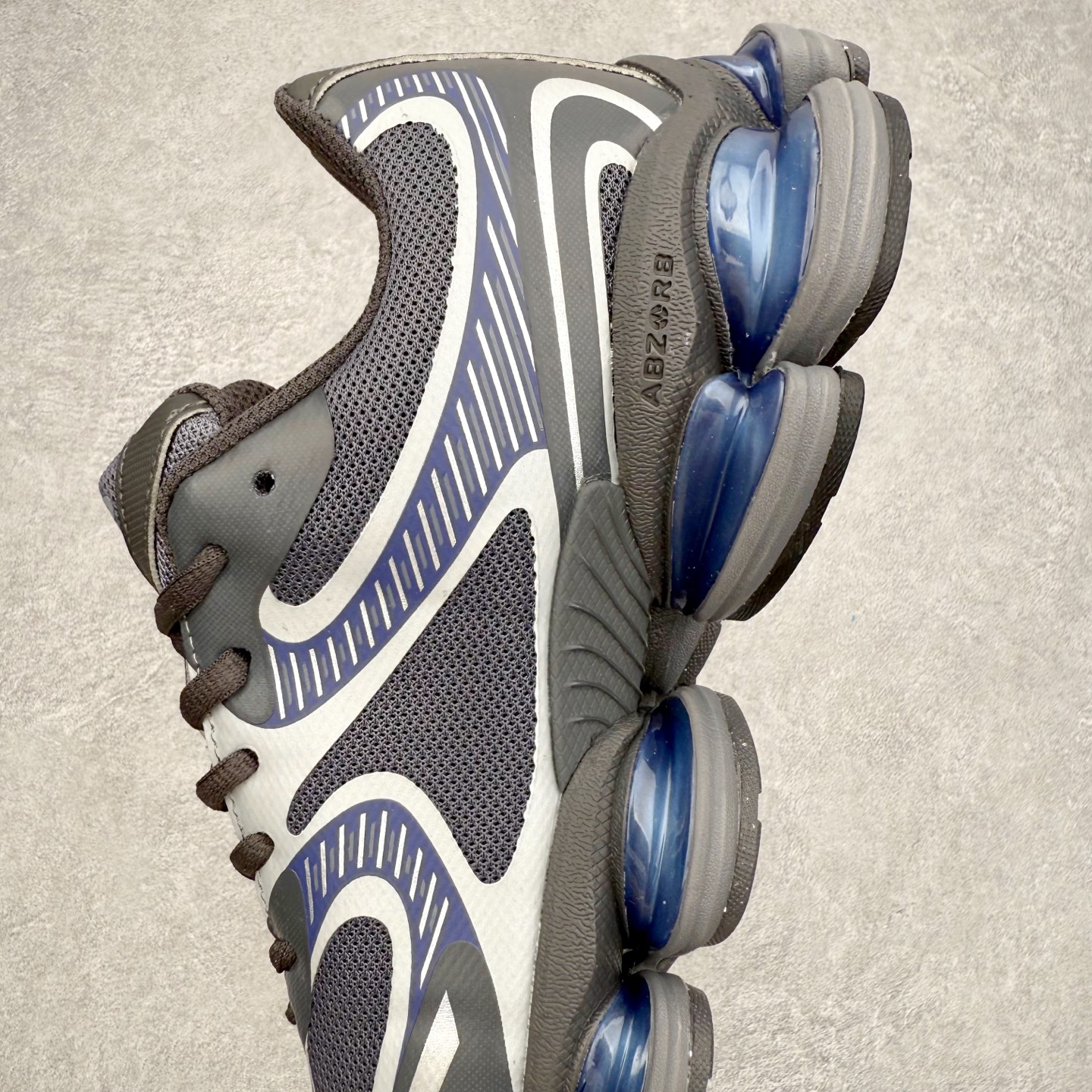 图片[7]-New Balance NB2000 舒适百搭防滑耐磨低帮 休闲跑步鞋 New Balance 在近两年的球鞋市场屡出奇招，在经典鞋型保持进一步增长的同时，推出的每一款新鞋型也都有傲人的战绩。在 327、9060 等鞋型获得成功之后，今天 New Balance 家族又迎来了新鲜血液的注入。这双 New Balance 2000 依然是融合了新旧元素的跑鞋造型，命名为 2000，或许是它的设计理念有着 Y2K 的血统。最大的亮点，在于这双鞋的中底。外侧以五个 ABZORB 单元，带来极具辨识度和冲击力的视觉效果，让这双鞋在外观和脚感方面都颇具吸引力。尺码：36 37 37.5 38 38.5 39 40 40.5 41 42 42.5 43 44 45 46-选品中心