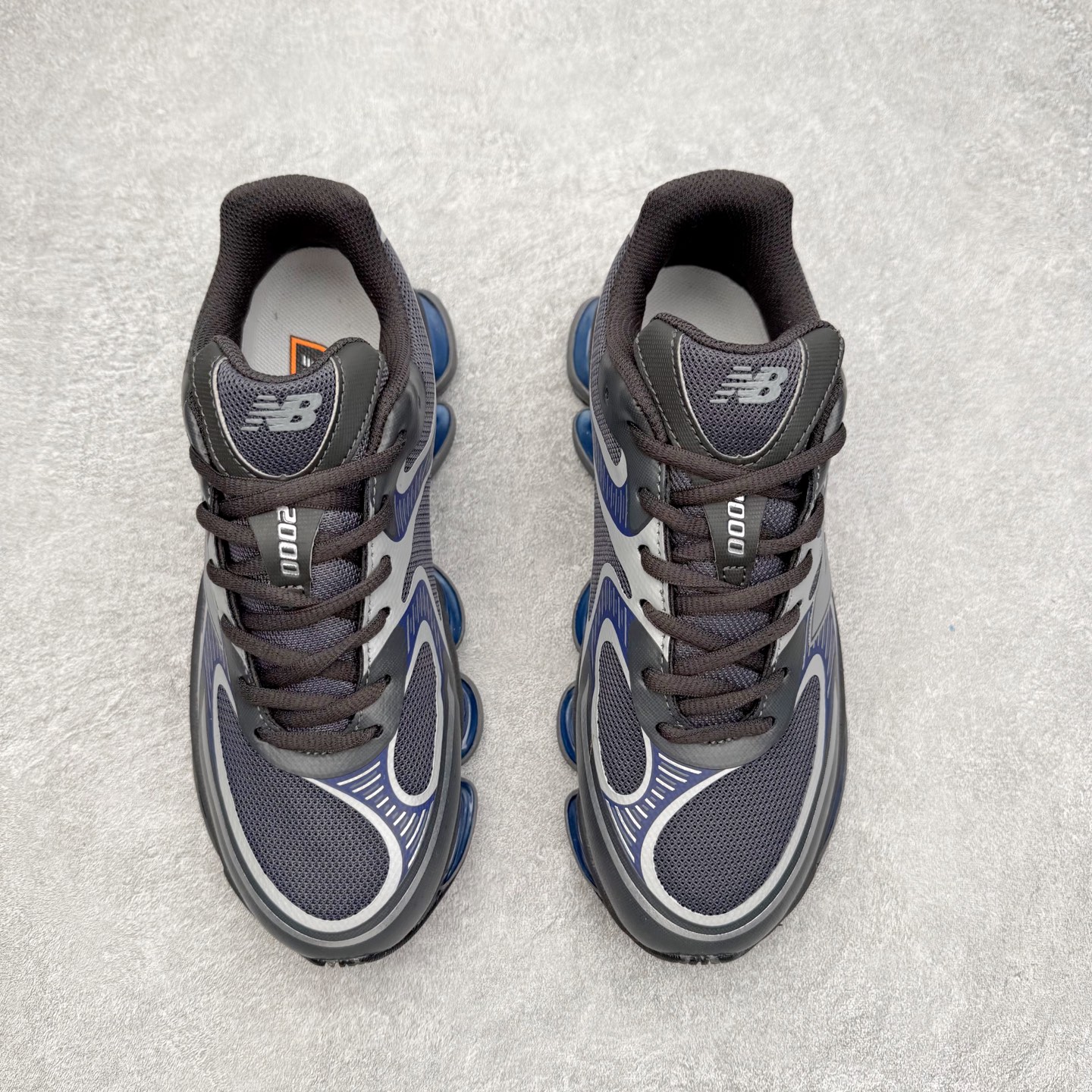 图片[2]-New Balance NB2000 舒适百搭防滑耐磨低帮 休闲跑步鞋 New Balance 在近两年的球鞋市场屡出奇招，在经典鞋型保持进一步增长的同时，推出的每一款新鞋型也都有傲人的战绩。在 327、9060 等鞋型获得成功之后，今天 New Balance 家族又迎来了新鲜血液的注入。这双 New Balance 2000 依然是融合了新旧元素的跑鞋造型，命名为 2000，或许是它的设计理念有着 Y2K 的血统。最大的亮点，在于这双鞋的中底。外侧以五个 ABZORB 单元，带来极具辨识度和冲击力的视觉效果，让这双鞋在外观和脚感方面都颇具吸引力。尺码：36 37 37.5 38 38.5 39 40 40.5 41 42 42.5 43 44 45 46-选品中心