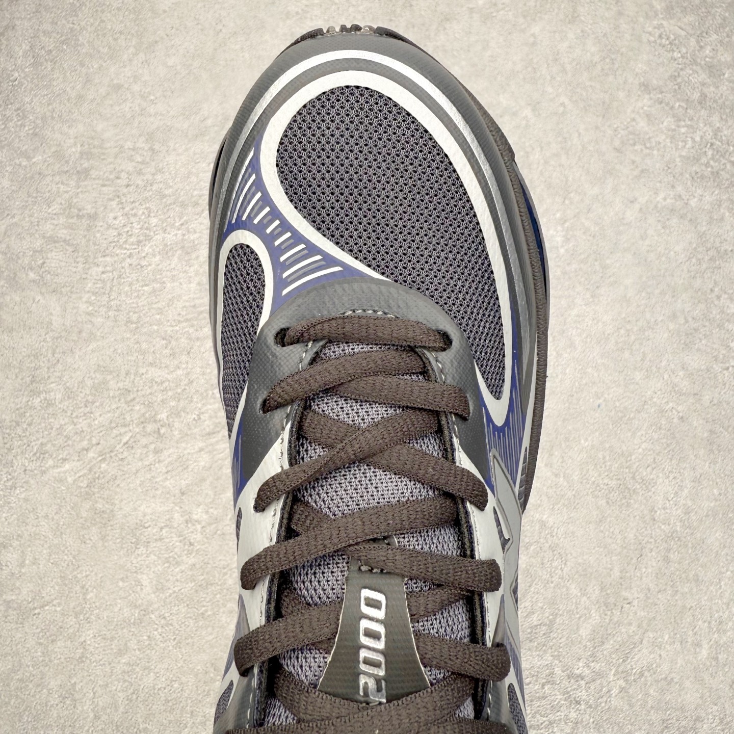 图片[4]-New Balance NB2000 舒适百搭防滑耐磨低帮 休闲跑步鞋 New Balance 在近两年的球鞋市场屡出奇招，在经典鞋型保持进一步增长的同时，推出的每一款新鞋型也都有傲人的战绩。在 327、9060 等鞋型获得成功之后，今天 New Balance 家族又迎来了新鲜血液的注入。这双 New Balance 2000 依然是融合了新旧元素的跑鞋造型，命名为 2000，或许是它的设计理念有着 Y2K 的血统。最大的亮点，在于这双鞋的中底。外侧以五个 ABZORB 单元，带来极具辨识度和冲击力的视觉效果，让这双鞋在外观和脚感方面都颇具吸引力。尺码：36 37 37.5 38 38.5 39 40 40.5 41 42 42.5 43 44 45 46-选品中心