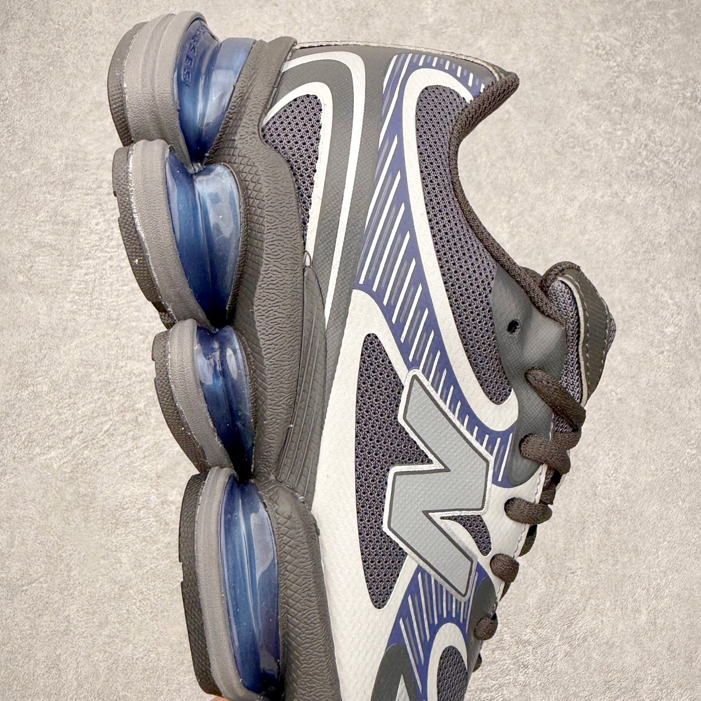 图片[6]-New Balance NB2000 舒适百搭防滑耐磨低帮 休闲跑步鞋 New Balance 在近两年的球鞋市场屡出奇招，在经典鞋型保持进一步增长的同时，推出的每一款新鞋型也都有傲人的战绩。在 327、9060 等鞋型获得成功之后，今天 New Balance 家族又迎来了新鲜血液的注入。这双 New Balance 2000 依然是融合了新旧元素的跑鞋造型，命名为 2000，或许是它的设计理念有着 Y2K 的血统。最大的亮点，在于这双鞋的中底。外侧以五个 ABZORB 单元，带来极具辨识度和冲击力的视觉效果，让这双鞋在外观和脚感方面都颇具吸引力。尺码：36 37 37.5 38 38.5 39 40 40.5 41 42 42.5 43 44 45 46-选品中心