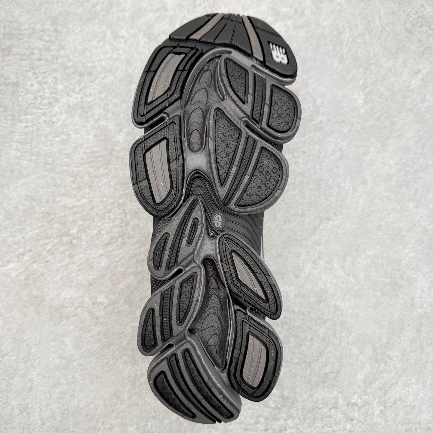 图片[9]-New Balance NB2000 舒适百搭防滑耐磨低帮 休闲跑步鞋 New Balance 在近两年的球鞋市场屡出奇招，在经典鞋型保持进一步增长的同时，推出的每一款新鞋型也都有傲人的战绩。在 327、9060 等鞋型获得成功之后，今天 New Balance 家族又迎来了新鲜血液的注入。这双 New Balance 2000 依然是融合了新旧元素的跑鞋造型，命名为 2000，或许是它的设计理念有着 Y2K 的血统。最大的亮点，在于这双鞋的中底。外侧以五个 ABZORB 单元，带来极具辨识度和冲击力的视觉效果，让这双鞋在外观和脚感方面都颇具吸引力。尺码：36 37 37.5 38 38.5 39 40 40.5 41 42 42.5 43 44 45 46-选品中心