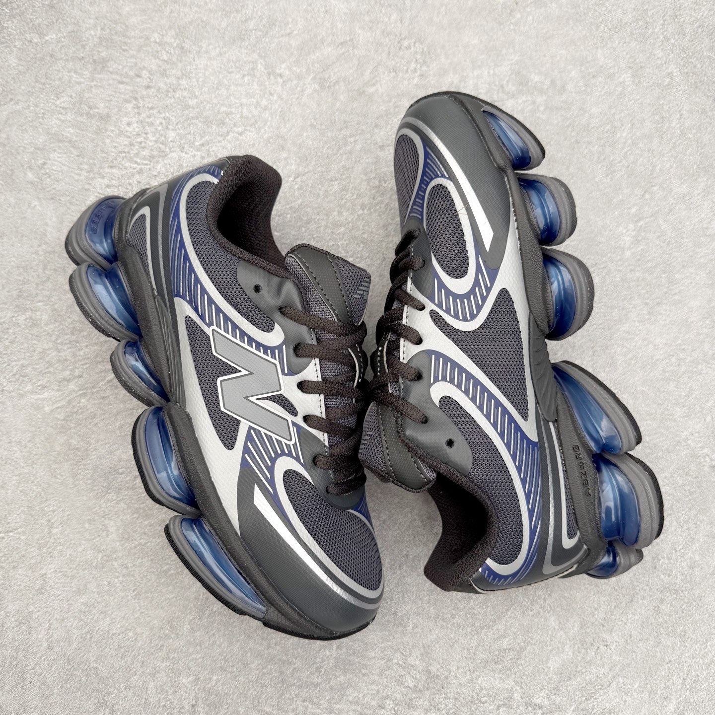 图片[3]-New Balance NB2000 舒适百搭防滑耐磨低帮 休闲跑步鞋 New Balance 在近两年的球鞋市场屡出奇招，在经典鞋型保持进一步增长的同时，推出的每一款新鞋型也都有傲人的战绩。在 327、9060 等鞋型获得成功之后，今天 New Balance 家族又迎来了新鲜血液的注入。这双 New Balance 2000 依然是融合了新旧元素的跑鞋造型，命名为 2000，或许是它的设计理念有着 Y2K 的血统。最大的亮点，在于这双鞋的中底。外侧以五个 ABZORB 单元，带来极具辨识度和冲击力的视觉效果，让这双鞋在外观和脚感方面都颇具吸引力。尺码：36 37 37.5 38 38.5 39 40 40.5 41 42 42.5 43 44 45 46-选品中心