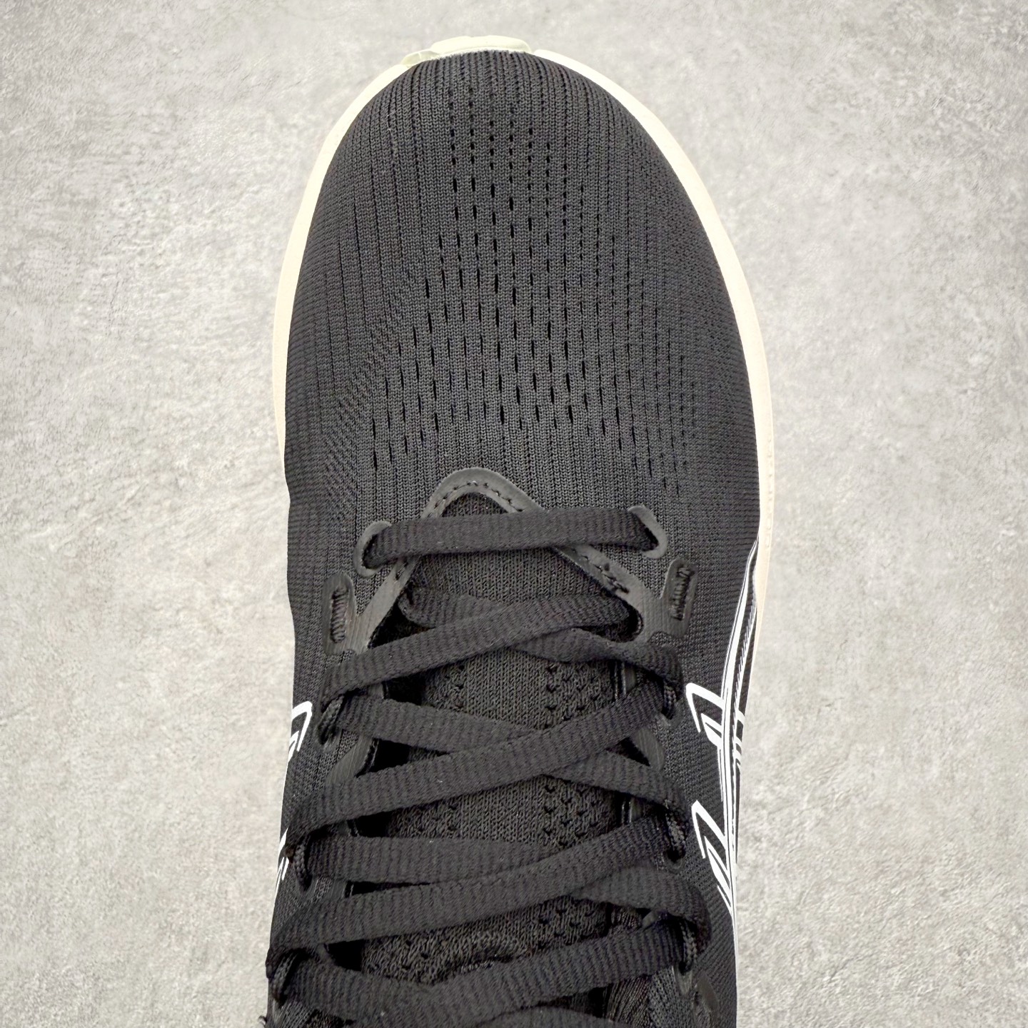 图片[4]-Asics GEL-Nimbus 28 亚瑟士缓震跑鞋 近年复古风潮的势头很旺 ASICS一直坚信保持身体的健康与活力是打造健康快乐的生活方式的最佳途径 ASICS为复古鞋型注入新设计 为玩家的街头穿搭提供了更多可能 GEL-NIMBUSTM9运动鞋最初是为中立和仰卧跑步者设计的长距离训练器 采用原始材料和关键细节重新设计 其Y2K时代的工业外观也被大胆的对比和色块所抵消 尺码：36 36.5 37.5 38 38.5 39 40 40.5 41.5 42 42.5 43.5 44 44.5 45-选品中心