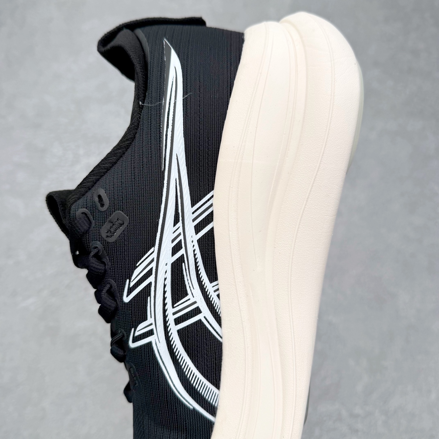 图片[7]-Asics GEL-Nimbus 28 亚瑟士缓震跑鞋 近年复古风潮的势头很旺 ASICS一直坚信保持身体的健康与活力是打造健康快乐的生活方式的最佳途径 ASICS为复古鞋型注入新设计 为玩家的街头穿搭提供了更多可能 GEL-NIMBUSTM9运动鞋最初是为中立和仰卧跑步者设计的长距离训练器 采用原始材料和关键细节重新设计 其Y2K时代的工业外观也被大胆的对比和色块所抵消 尺码：36 36.5 37.5 38 38.5 39 40 40.5 41.5 42 42.5 43.5 44 44.5 45-选品中心