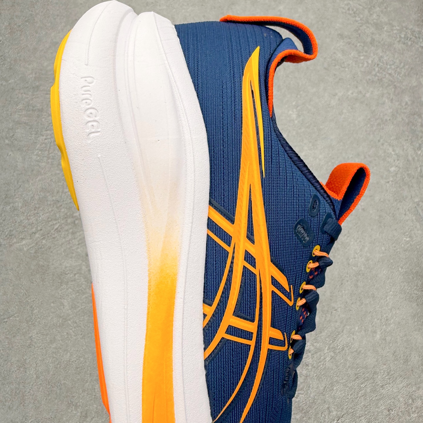 图片[6]-Asics GEL-Nimbus 28 亚瑟士缓震跑鞋 近年复古风潮的势头很旺 ASICS一直坚信保持身体的健康与活力是打造健康快乐的生活方式的最佳途径 ASICS为复古鞋型注入新设计 为玩家的街头穿搭提供了更多可能 GEL-NIMBUSTM9运动鞋最初是为中立和仰卧跑步者设计的长距离训练器 采用原始材料和关键细节重新设计 其Y2K时代的工业外观也被大胆的对比和色块所抵消 尺码：36 36.5 37.5 38 38.5 39 40 40.5 41.5 42 42.5 43.5 44 44.5 45-选品中心