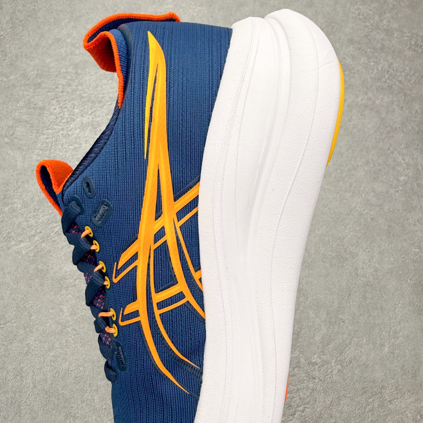 图片[7]-Asics GEL-Nimbus 28 亚瑟士缓震跑鞋 近年复古风潮的势头很旺 ASICS一直坚信保持身体的健康与活力是打造健康快乐的生活方式的最佳途径 ASICS为复古鞋型注入新设计 为玩家的街头穿搭提供了更多可能 GEL-NIMBUSTM9运动鞋最初是为中立和仰卧跑步者设计的长距离训练器 采用原始材料和关键细节重新设计 其Y2K时代的工业外观也被大胆的对比和色块所抵消 尺码：36 36.5 37.5 38 38.5 39 40 40.5 41.5 42 42.5 43.5 44 44.5 45-选品中心