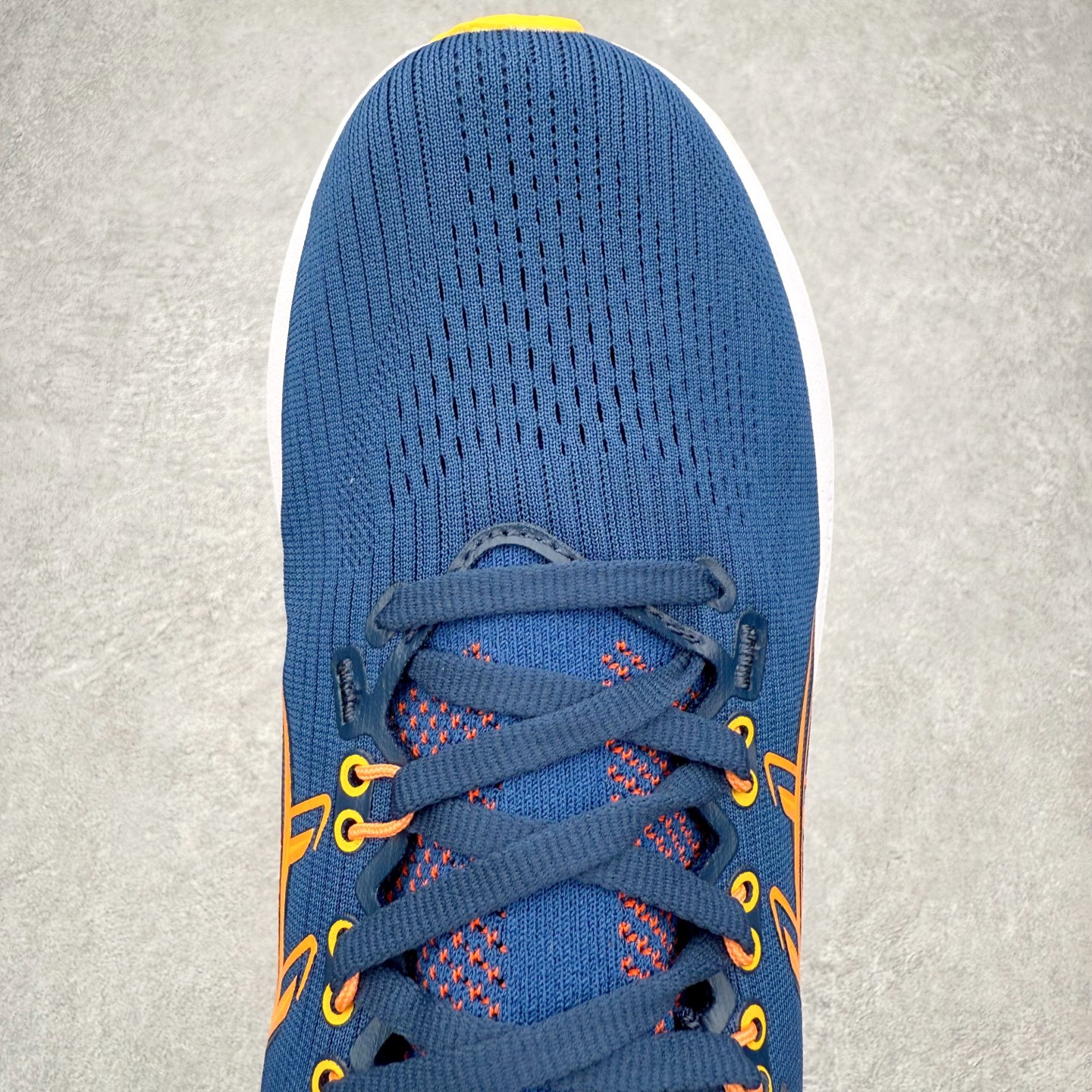 图片[4]-Asics GEL-Nimbus 28 亚瑟士缓震跑鞋 近年复古风潮的势头很旺 ASICS一直坚信保持身体的健康与活力是打造健康快乐的生活方式的最佳途径 ASICS为复古鞋型注入新设计 为玩家的街头穿搭提供了更多可能 GEL-NIMBUSTM9运动鞋最初是为中立和仰卧跑步者设计的长距离训练器 采用原始材料和关键细节重新设计 其Y2K时代的工业外观也被大胆的对比和色块所抵消 尺码：36 36.5 37.5 38 38.5 39 40 40.5 41.5 42 42.5 43.5 44 44.5 45-选品中心