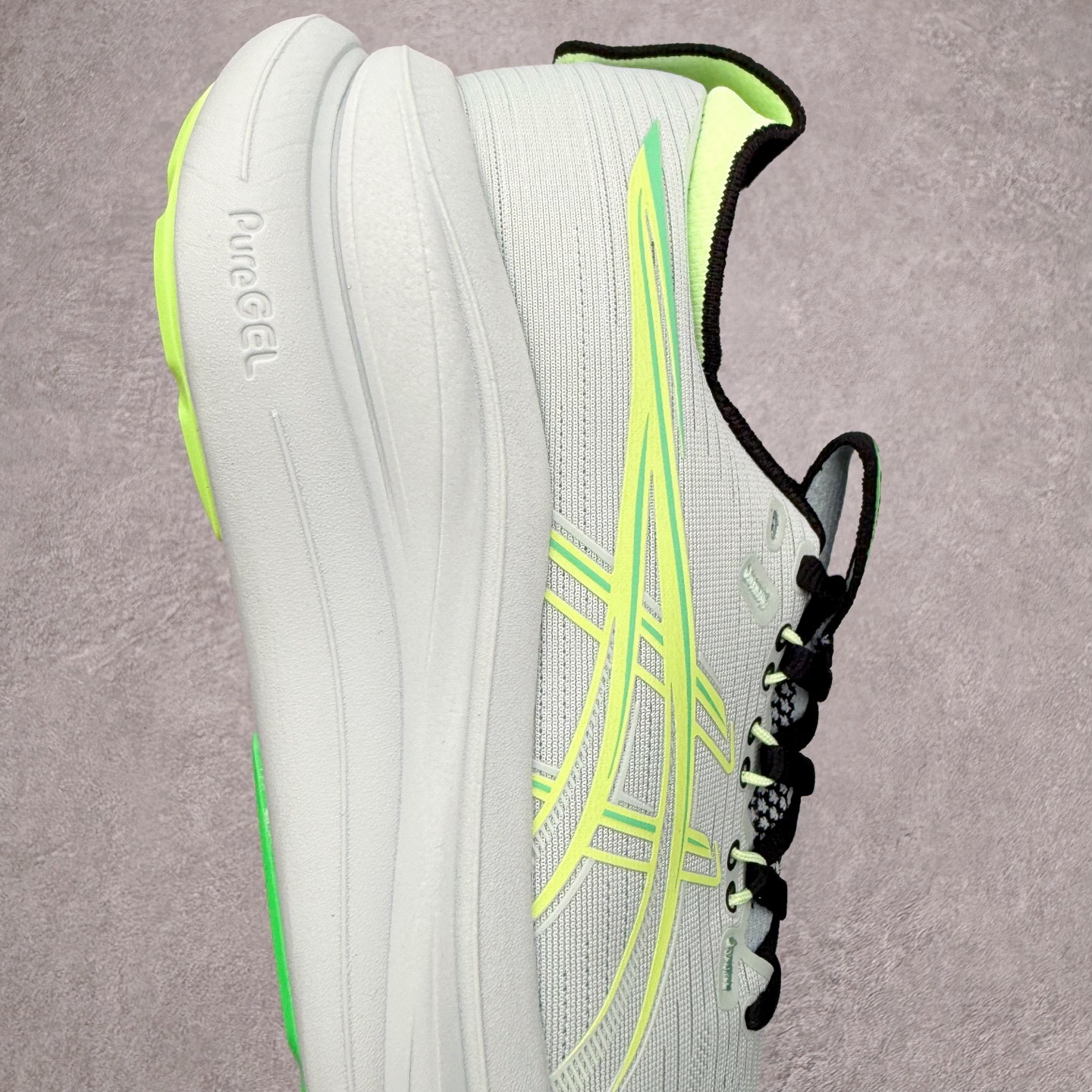 图片[6]-Asics GEL-Nimbus 28 亚瑟士缓震跑鞋 近年复古风潮的势头很旺 ASICS一直坚信保持身体的健康与活力是打造健康快乐的生活方式的最佳途径 ASICS为复古鞋型注入新设计 为玩家的街头穿搭提供了更多可能 GEL-NIMBUSTM9运动鞋最初是为中立和仰卧跑步者设计的长距离训练器 采用原始材料和关键细节重新设计 其Y2K时代的工业外观也被大胆的对比和色块所抵消 尺码：36 36.5 37.5 38 38.5 39 40 40.5 41.5 42 42.5 43.5 44 44.5 45-选品中心