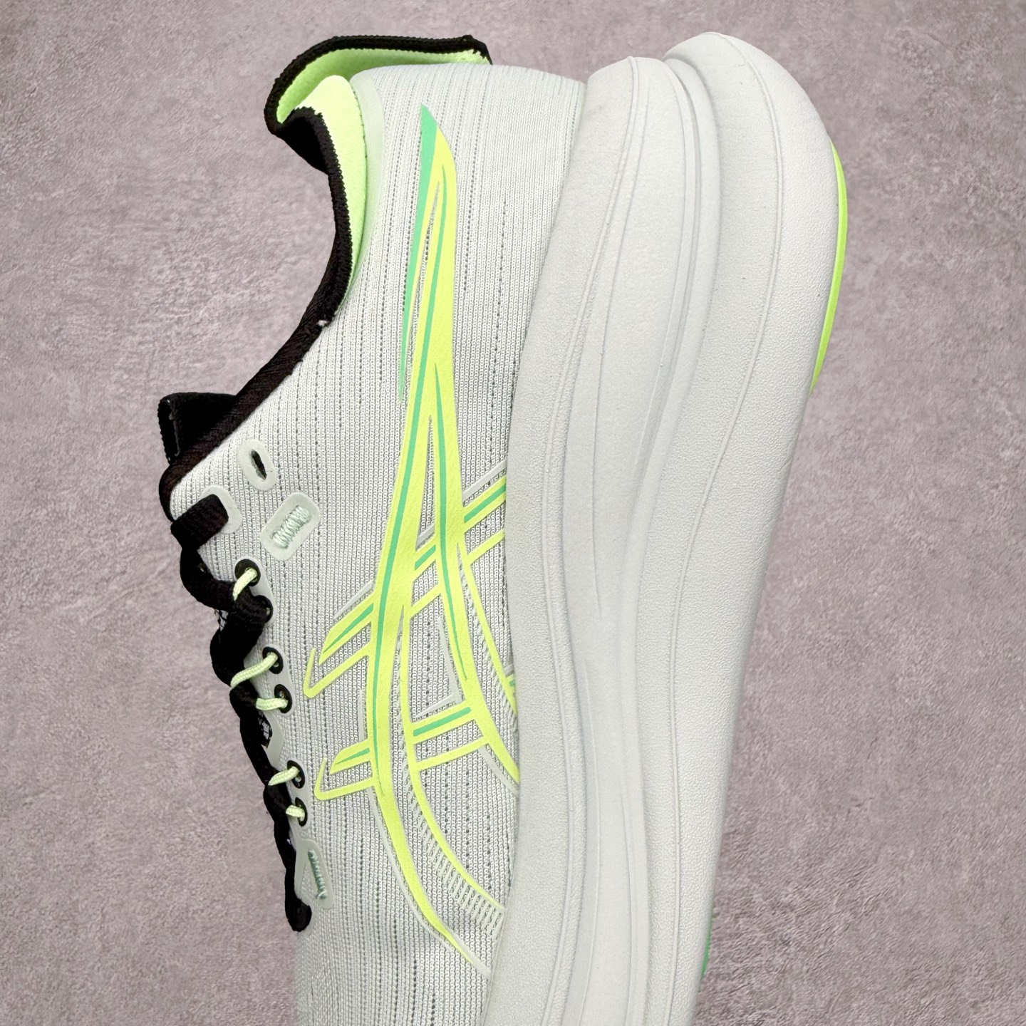 图片[7]-Asics GEL-Nimbus 28 亚瑟士缓震跑鞋 近年复古风潮的势头很旺 ASICS一直坚信保持身体的健康与活力是打造健康快乐的生活方式的最佳途径 ASICS为复古鞋型注入新设计 为玩家的街头穿搭提供了更多可能 GEL-NIMBUSTM9运动鞋最初是为中立和仰卧跑步者设计的长距离训练器 采用原始材料和关键细节重新设计 其Y2K时代的工业外观也被大胆的对比和色块所抵消 尺码：36 36.5 37.5 38 38.5 39 40 40.5 41.5 42 42.5 43.5 44 44.5 45-选品中心