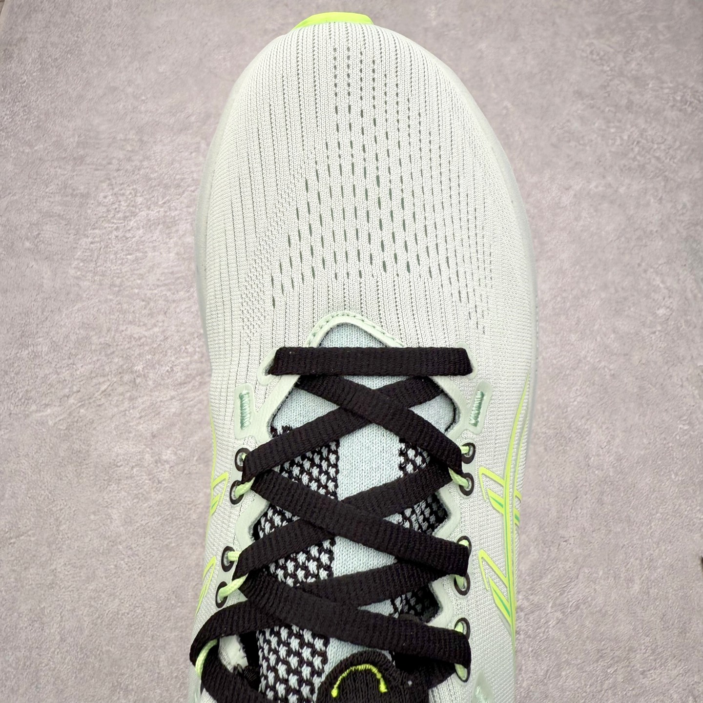 图片[4]-Asics GEL-Nimbus 28 亚瑟士缓震跑鞋 近年复古风潮的势头很旺 ASICS一直坚信保持身体的健康与活力是打造健康快乐的生活方式的最佳途径 ASICS为复古鞋型注入新设计 为玩家的街头穿搭提供了更多可能 GEL-NIMBUSTM9运动鞋最初是为中立和仰卧跑步者设计的长距离训练器 采用原始材料和关键细节重新设计 其Y2K时代的工业外观也被大胆的对比和色块所抵消 尺码：36 36.5 37.5 38 38.5 39 40 40.5 41.5 42 42.5 43.5 44 44.5 45-选品中心