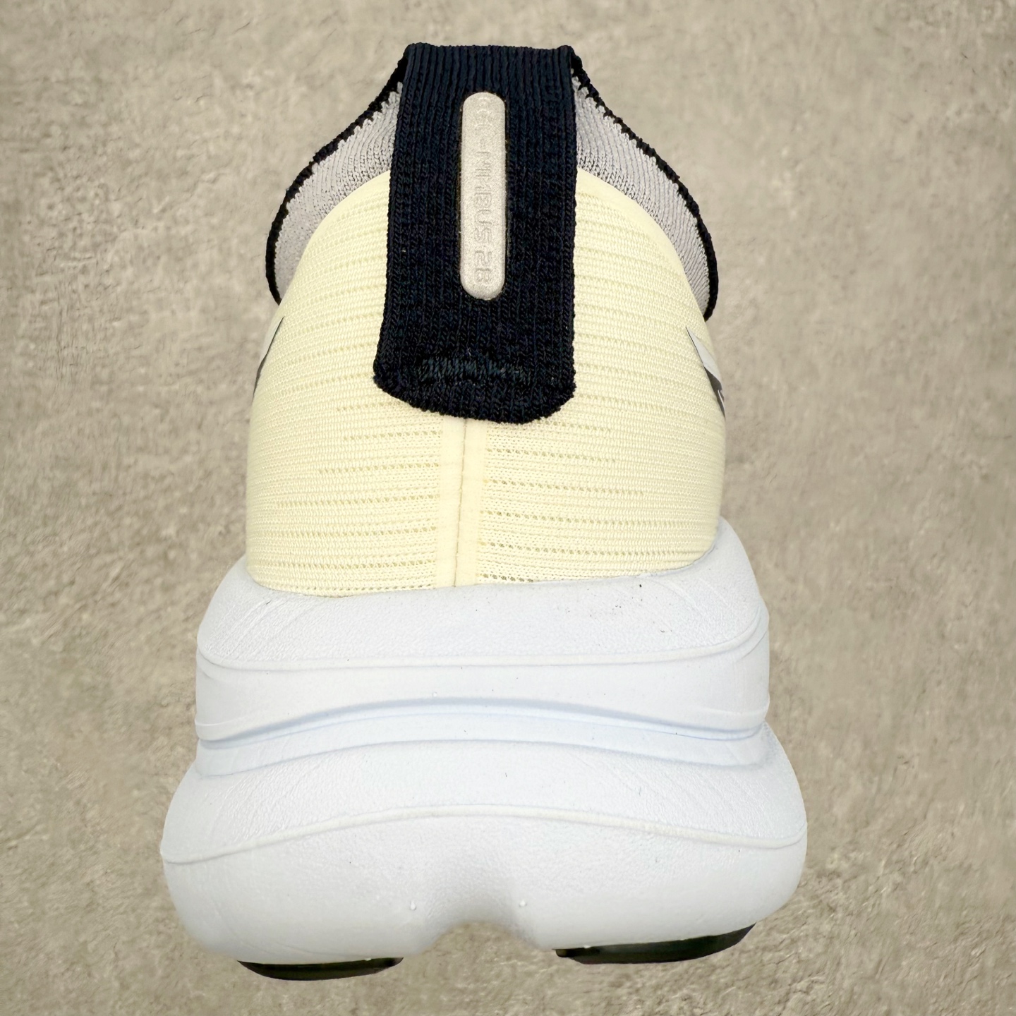 图片[8]-Asics GEL-Nimbus 28 亚瑟士缓震跑鞋 近年复古风潮的势头很旺 ASICS一直坚信保持身体的健康与活力是打造健康快乐的生活方式的最佳途径 ASICS为复古鞋型注入新设计 为玩家的街头穿搭提供了更多可能 GEL-NIMBUSTM9运动鞋最初是为中立和仰卧跑步者设计的长距离训练器 采用原始材料和关键细节重新设计 其Y2K时代的工业外观也被大胆的对比和色块所抵消 尺码：36 36.5 37.5 38 38.5 39 40 40.5 41.5 42 42.5 43.5 44 44.5 45-选品中心