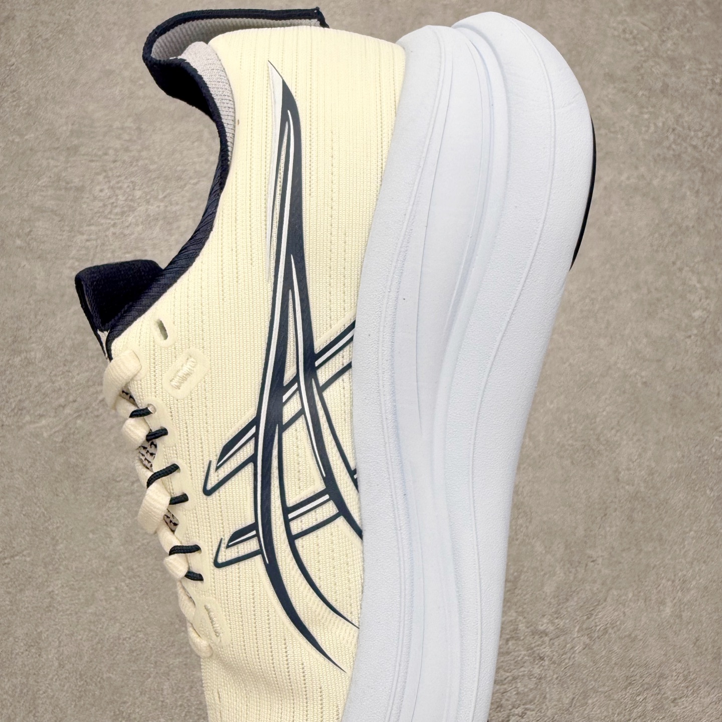 图片[7]-Asics GEL-Nimbus 28 亚瑟士缓震跑鞋 近年复古风潮的势头很旺 ASICS一直坚信保持身体的健康与活力是打造健康快乐的生活方式的最佳途径 ASICS为复古鞋型注入新设计 为玩家的街头穿搭提供了更多可能 GEL-NIMBUSTM9运动鞋最初是为中立和仰卧跑步者设计的长距离训练器 采用原始材料和关键细节重新设计 其Y2K时代的工业外观也被大胆的对比和色块所抵消 尺码：36 36.5 37.5 38 38.5 39 40 40.5 41.5 42 42.5 43.5 44 44.5 45-选品中心