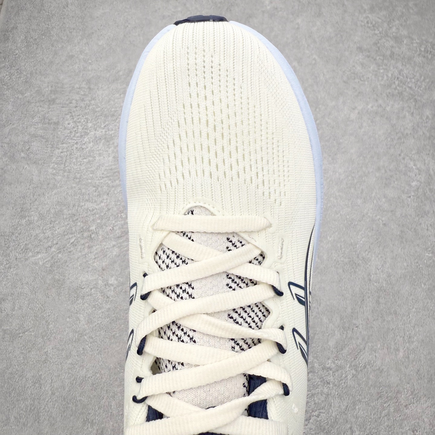 图片[4]-Asics GEL-Nimbus 28 亚瑟士缓震跑鞋 近年复古风潮的势头很旺 ASICS一直坚信保持身体的健康与活力是打造健康快乐的生活方式的最佳途径 ASICS为复古鞋型注入新设计 为玩家的街头穿搭提供了更多可能 GEL-NIMBUSTM9运动鞋最初是为中立和仰卧跑步者设计的长距离训练器 采用原始材料和关键细节重新设计 其Y2K时代的工业外观也被大胆的对比和色块所抵消 尺码：36 36.5 37.5 38 38.5 39 40 40.5 41.5 42 42.5 43.5 44 44.5 45-选品中心