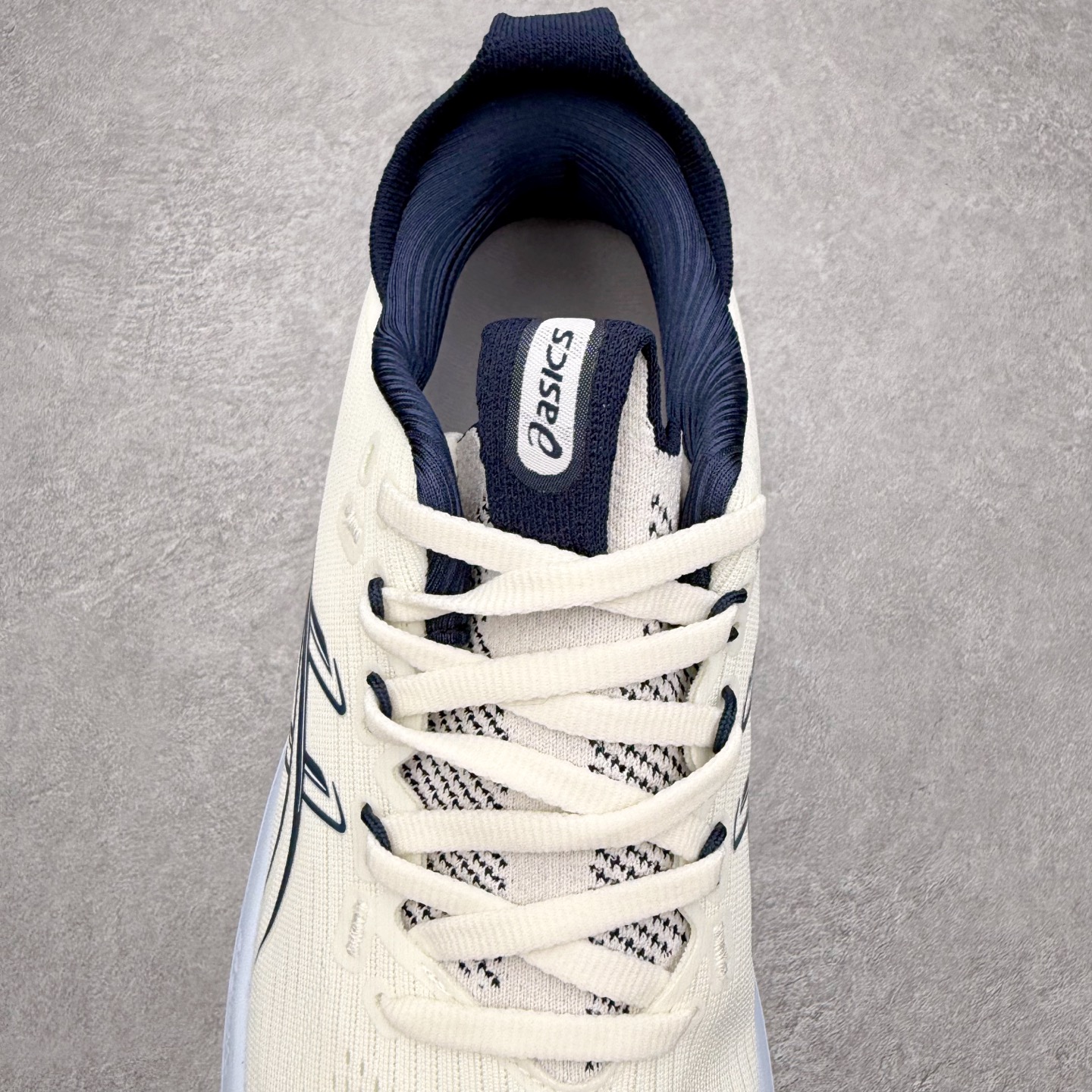 图片[5]-Asics GEL-Nimbus 28 亚瑟士缓震跑鞋 近年复古风潮的势头很旺 ASICS一直坚信保持身体的健康与活力是打造健康快乐的生活方式的最佳途径 ASICS为复古鞋型注入新设计 为玩家的街头穿搭提供了更多可能 GEL-NIMBUSTM9运动鞋最初是为中立和仰卧跑步者设计的长距离训练器 采用原始材料和关键细节重新设计 其Y2K时代的工业外观也被大胆的对比和色块所抵消 尺码：36 36.5 37.5 38 38.5 39 40 40.5 41.5 42 42.5 43.5 44 44.5 45-选品中心