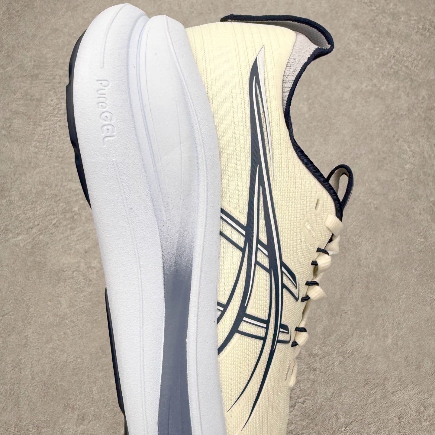 图片[6]-Asics GEL-Nimbus 28 亚瑟士缓震跑鞋 近年复古风潮的势头很旺 ASICS一直坚信保持身体的健康与活力是打造健康快乐的生活方式的最佳途径 ASICS为复古鞋型注入新设计 为玩家的街头穿搭提供了更多可能 GEL-NIMBUSTM9运动鞋最初是为中立和仰卧跑步者设计的长距离训练器 采用原始材料和关键细节重新设计 其Y2K时代的工业外观也被大胆的对比和色块所抵消 尺码：36 36.5 37.5 38 38.5 39 40 40.5 41.5 42 42.5 43.5 44 44.5 45-选品中心