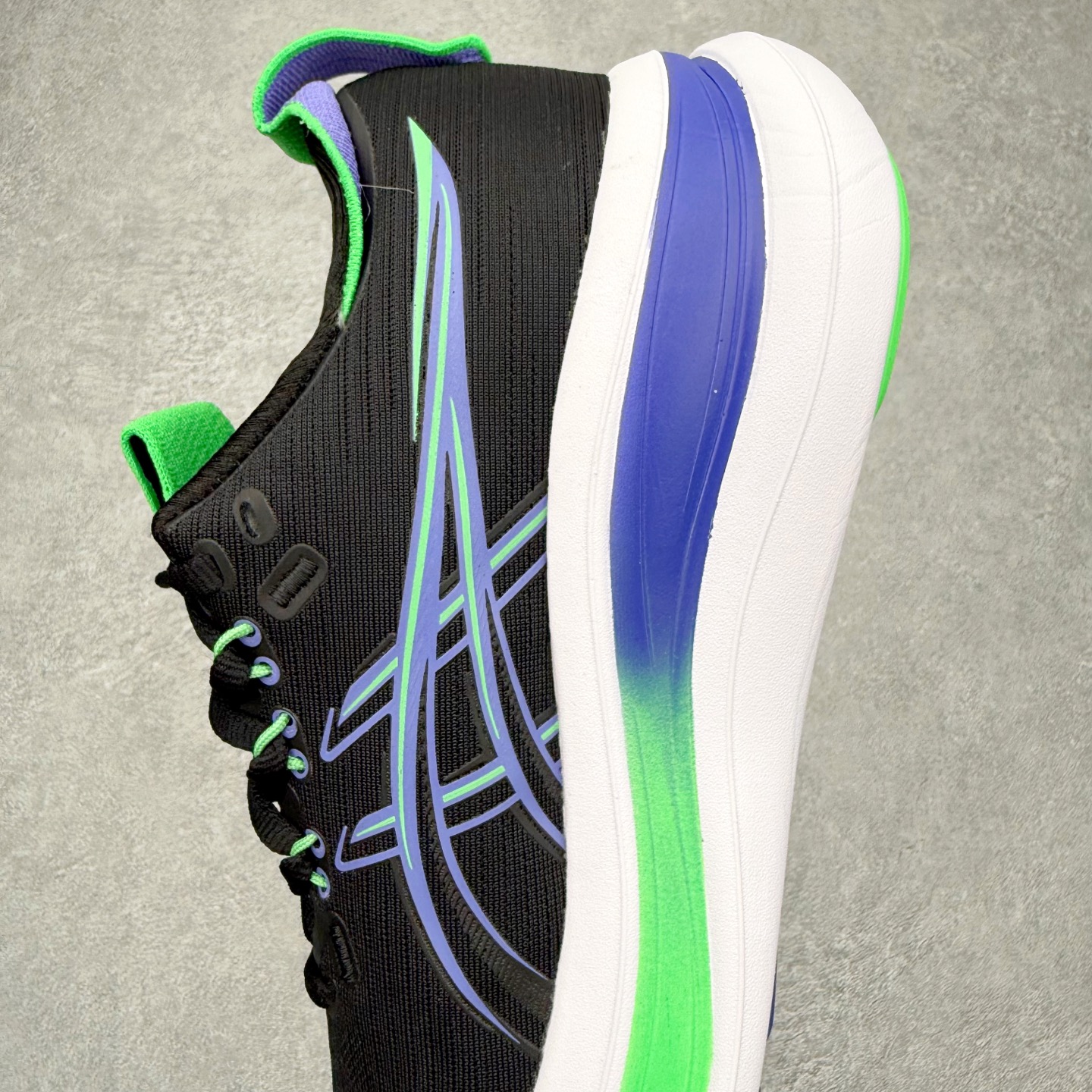 图片[7]-Asics GEL-Nimbus 28 亚瑟士缓震跑鞋 近年复古风潮的势头很旺 ASICS一直坚信保持身体的健康与活力是打造健康快乐的生活方式的最佳途径 ASICS为复古鞋型注入新设计 为玩家的街头穿搭提供了更多可能 GEL-NIMBUSTM9运动鞋最初是为中立和仰卧跑步者设计的长距离训练器 采用原始材料和关键细节重新设计 其Y2K时代的工业外观也被大胆的对比和色块所抵消 尺码：36 36.5 37.5 38 38.5 39 40 40.5 41.5 42 42.5 43.5 44 44.5 45-选品中心