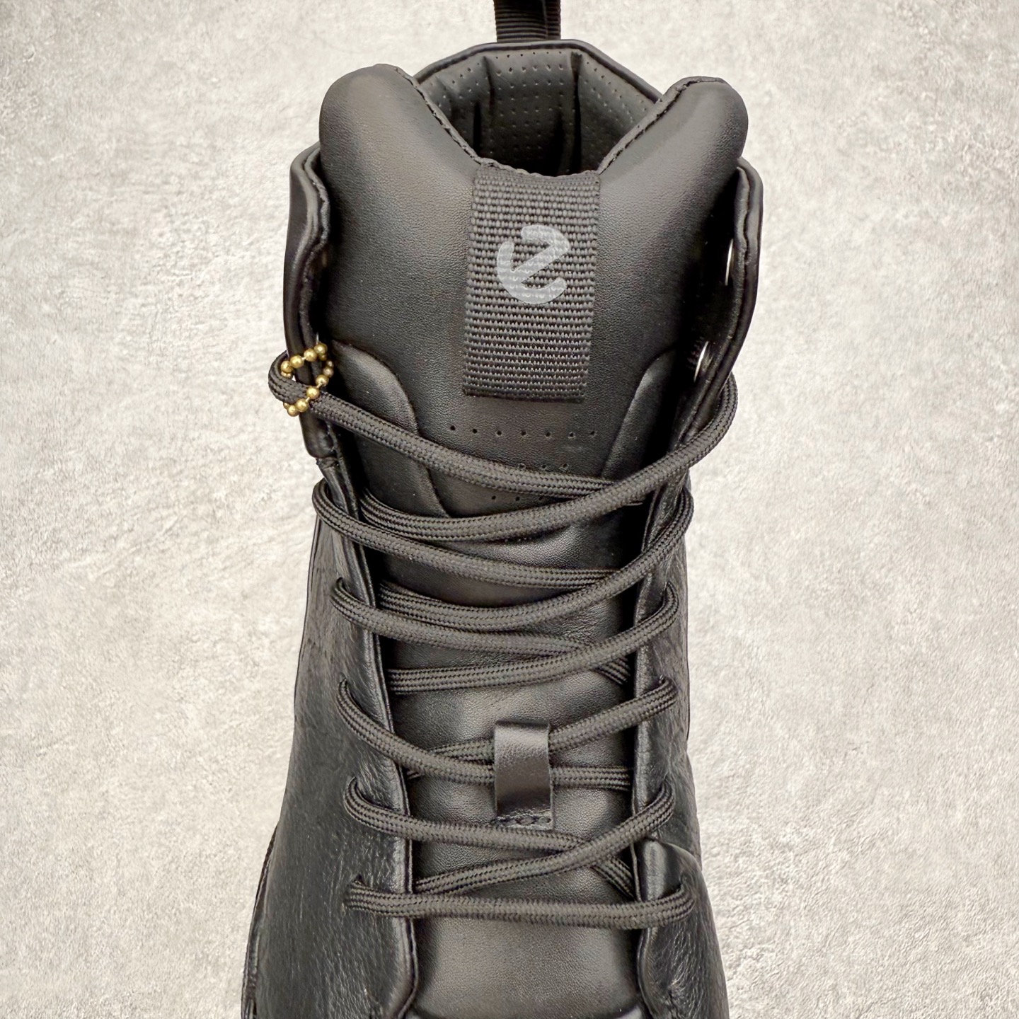 图片[5]-Ecco爱步 Biom C 牛皮 轻盈舒适及踝高帮户外靴 ECCO以三大核心特征为依托：北欧设计风格、鞋履制作、积极的生活方式。北欧设计风格：北欧设计特点是独特、有格调、实用和简约，并且品质优良。鞋履制作：ECCO钟爱鞋履制作以及一切与鞋履制作相关的事物。积极的生活方式：ECCO的创始人希望制作出的鞋履无需磨合，即可完美贴合脚型，帮助人们享受行走的乐趣。ECCO的成功源自其产品质量和创新的技术水平，恪守“鞋遵循双足”的设计理念，将的舒适度和风格融为一体。ECCO跑遍全世界寻找创新的原料。从制革制鞋一体化的设置，源头上控制皮革质量，确保对人体无害。 尺码：38 39 40 41 42 43 44 （皮鞋码）-选品中心