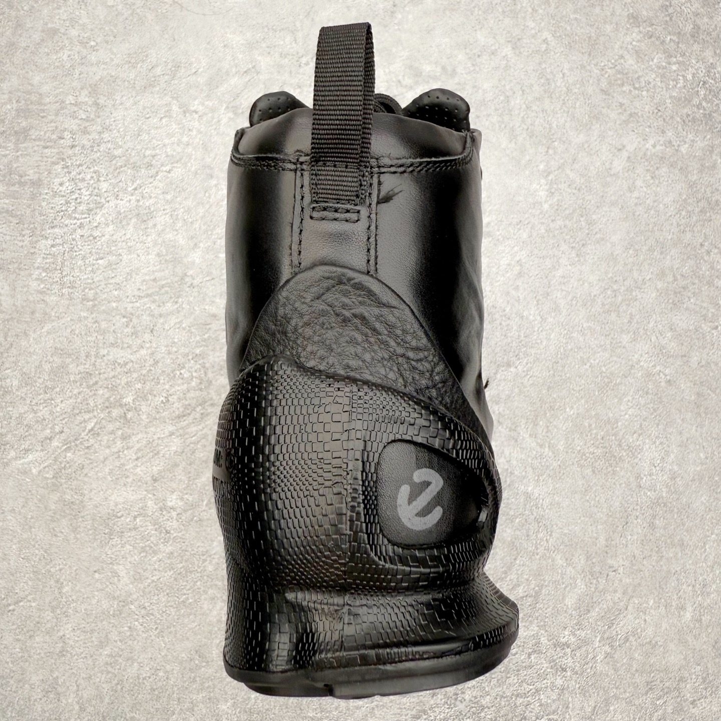 图片[8]-Ecco爱步 Biom C 牛皮 轻盈舒适及踝高帮户外靴 ECCO以三大核心特征为依托：北欧设计风格、鞋履制作、积极的生活方式。北欧设计风格：北欧设计特点是独特、有格调、实用和简约，并且品质优良。鞋履制作：ECCO钟爱鞋履制作以及一切与鞋履制作相关的事物。积极的生活方式：ECCO的创始人希望制作出的鞋履无需磨合，即可完美贴合脚型，帮助人们享受行走的乐趣。ECCO的成功源自其产品质量和创新的技术水平，恪守“鞋遵循双足”的设计理念，将的舒适度和风格融为一体。ECCO跑遍全世界寻找创新的原料。从制革制鞋一体化的设置，源头上控制皮革质量，确保对人体无害。 尺码：38 39 40 41 42 43 44 （皮鞋码）-选品中心