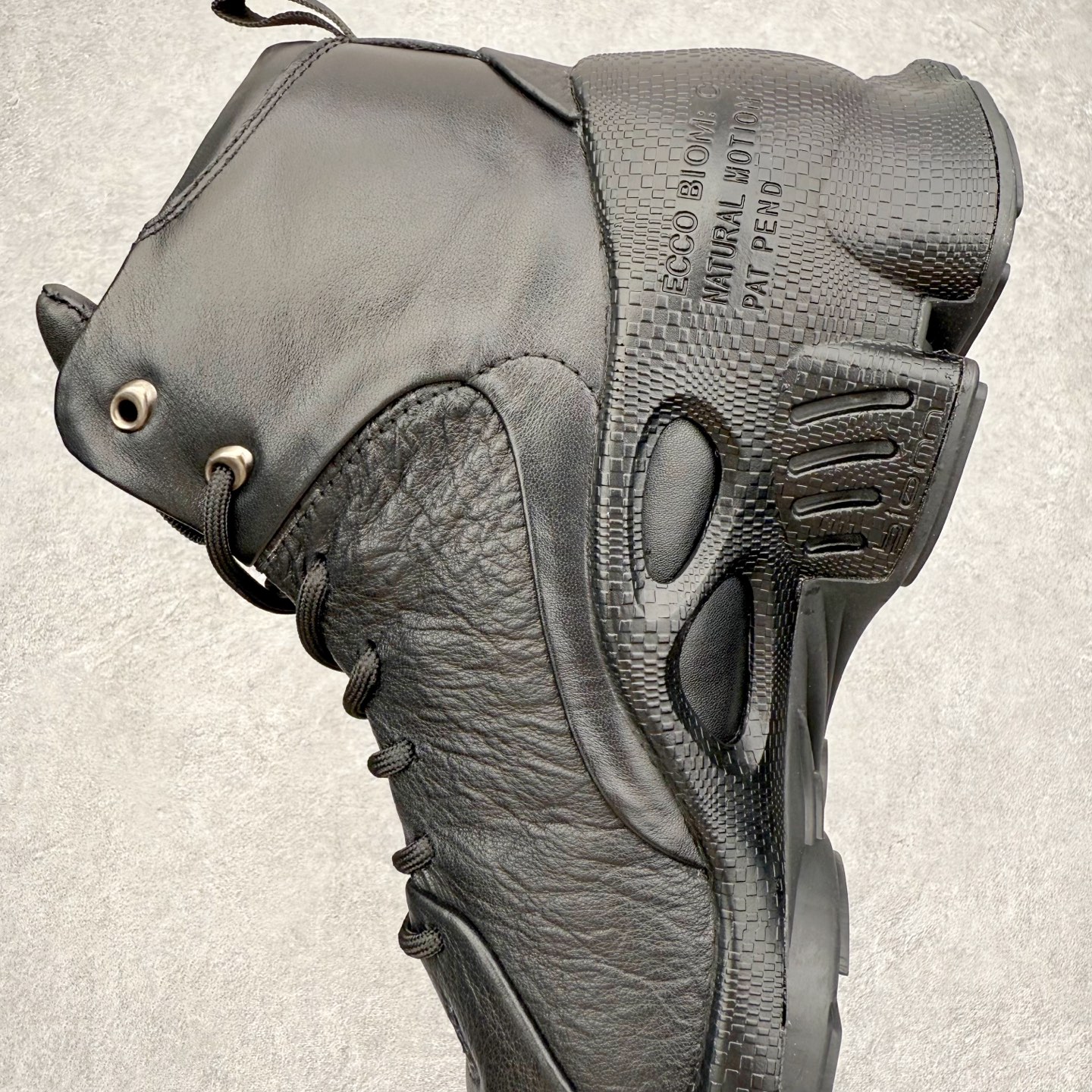 图片[7]-Ecco爱步 Biom C 牛皮 轻盈舒适及踝高帮户外靴 ECCO以三大核心特征为依托：北欧设计风格、鞋履制作、积极的生活方式。北欧设计风格：北欧设计特点是独特、有格调、实用和简约，并且品质优良。鞋履制作：ECCO钟爱鞋履制作以及一切与鞋履制作相关的事物。积极的生活方式：ECCO的创始人希望制作出的鞋履无需磨合，即可完美贴合脚型，帮助人们享受行走的乐趣。ECCO的成功源自其产品质量和创新的技术水平，恪守“鞋遵循双足”的设计理念，将的舒适度和风格融为一体。ECCO跑遍全世界寻找创新的原料。从制革制鞋一体化的设置，源头上控制皮革质量，确保对人体无害。 尺码：38 39 40 41 42 43 44 （皮鞋码）-选品中心